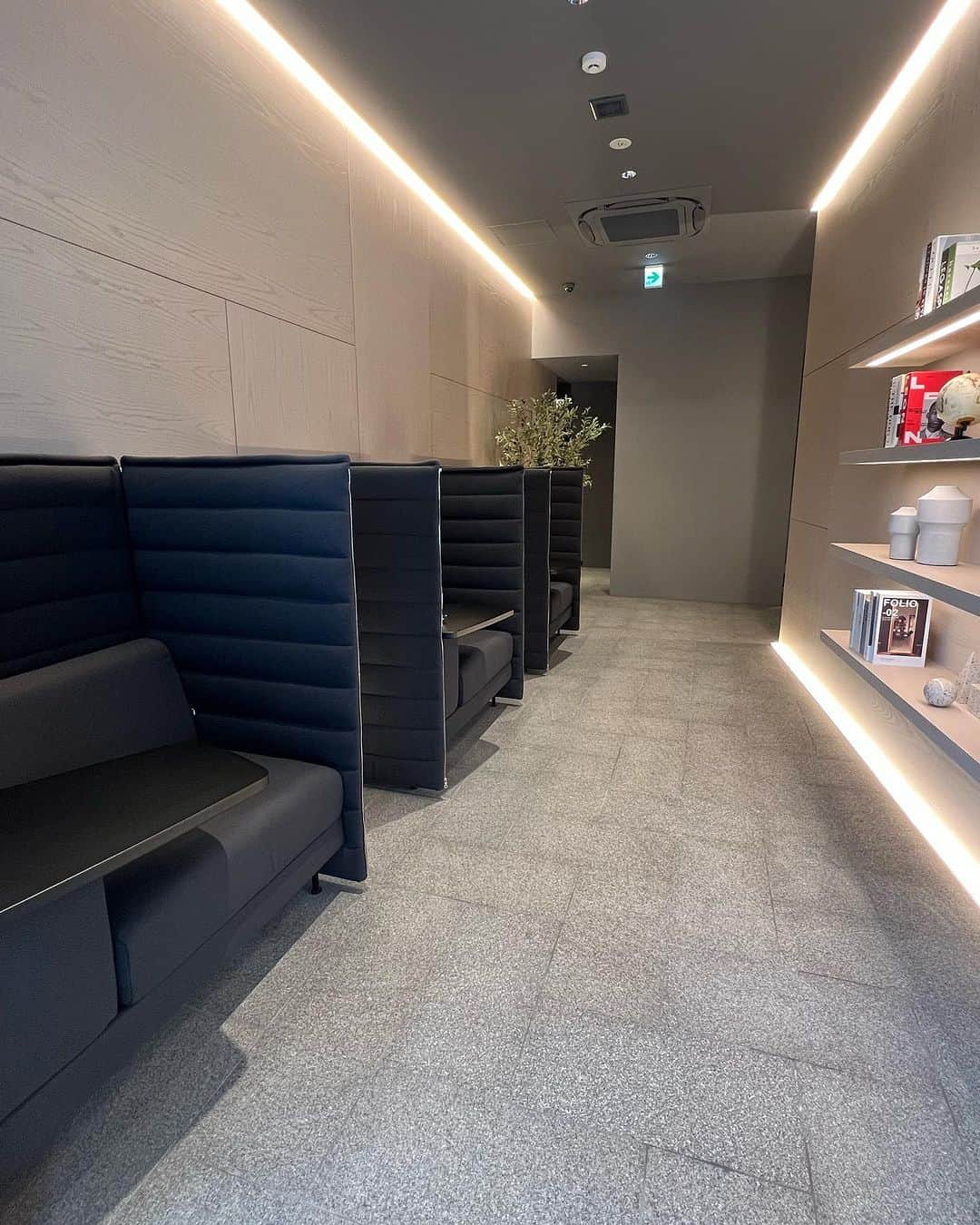 まいまいさんのインスタグラム写真 - (まいまいInstagram)「わたしのお仕事スタイルっ☕️ 六本木のTOKYO GOLFERS LOUNGEで お仕事しながら気分転換で練習もしてる🏌️‍♀️💛  レンタルクラブもグローブもあるし 気軽に練習したいなとか時間空いたなって時に ふらっと来れるわたしの居場所♡ 私はしょっちゅう来るから、 自分のサブクラブをロッカーに置いてるよ!!  ゴルフやってると1日中ゴルフのこと考えてたり あ！今打ちたい！って時があるんだけど🤣 ここで仕事してたらそんな時もサクッと打てる💓  ちなみに11/18(土)にここのスタジオで 初めてのシミュレーションラウンドイベントやるから みんな予定空けておいてね🏌️‍♀️✨ ゴルフ場よりも短時間でみんなと仲良くなれそうで楽しみ😆  #まいごるふ#ゴルフ女子#インドアゴルフ #シュミレーションゴルフ #ゴルフ女子#六本木#ゴルフ#ゴルファー#tokyogolfers#pr#tokyogolferslounge #golfzon#withTGL#TGL」10月11日 16時28分 - ___maigolf___