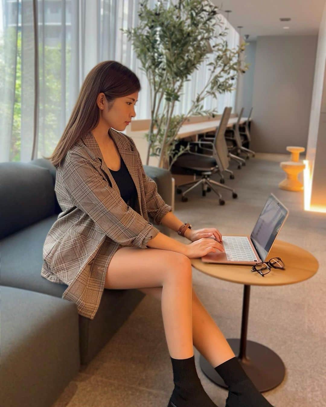まいまいさんのインスタグラム写真 - (まいまいInstagram)「わたしのお仕事スタイルっ☕️ 六本木のTOKYO GOLFERS LOUNGEで お仕事しながら気分転換で練習もしてる🏌️‍♀️💛  レンタルクラブもグローブもあるし 気軽に練習したいなとか時間空いたなって時に ふらっと来れるわたしの居場所♡ 私はしょっちゅう来るから、 自分のサブクラブをロッカーに置いてるよ!!  ゴルフやってると1日中ゴルフのこと考えてたり あ！今打ちたい！って時があるんだけど🤣 ここで仕事してたらそんな時もサクッと打てる💓  ちなみに11/18(土)にここのスタジオで 初めてのシミュレーションラウンドイベントやるから みんな予定空けておいてね🏌️‍♀️✨ ゴルフ場よりも短時間でみんなと仲良くなれそうで楽しみ😆  #まいごるふ#ゴルフ女子#インドアゴルフ #シュミレーションゴルフ #ゴルフ女子#六本木#ゴルフ#ゴルファー#tokyogolfers#pr#tokyogolferslounge #golfzon#withTGL#TGL」10月11日 16時28分 - ___maigolf___