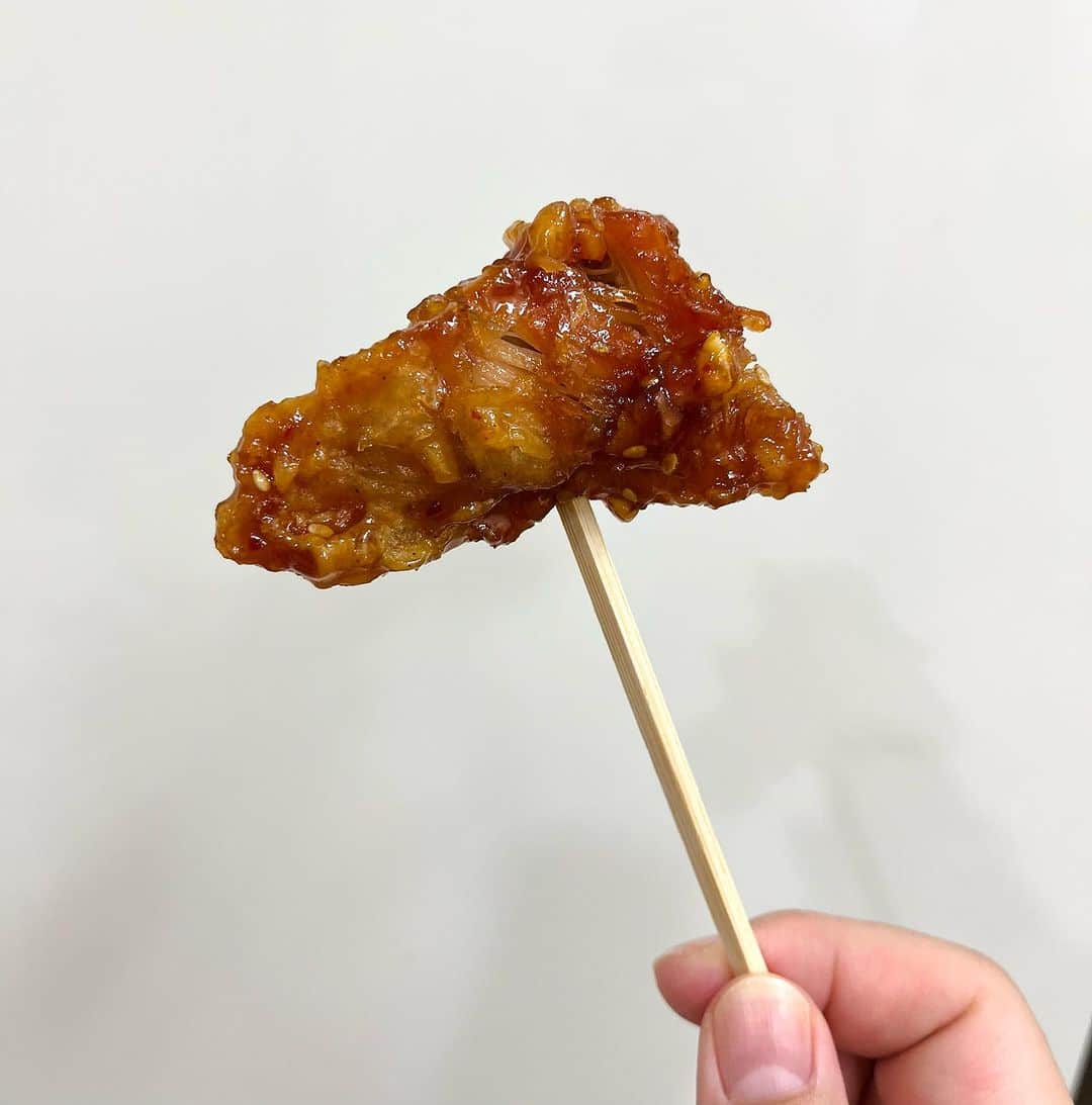 浜平恭子さんのインスタグラム写真 - (浜平恭子Instagram)「韓国からこんにちは(๑′ᴗ‵๑)✨ 今日のランチはタッカンジョンでした🐓 鳥の唐揚げに甘辛いソースを絡めたメニュー👍 浮かない顔で買いに行ったら、お店の社長さんが揚げたてを1つ串に刺して「揚げたてが1番美味しいから食べてみて☺️」と。 サックサクでアッツアツでホックホクで本当に美味しくて…ちょっぴり元気出た💖  #韓国生活 #韓国ライフ #韓国移住 #海外移住 #移住生活 #韓国仁川 #仁川 #韓国料理 #韓国好きな人と繋がりたい #韓国カフェ  #韓国グルメ #韓国ファッション #韓国ショッピング #韓国ビューティー #韓国情報 #日韓夫婦 #韓国人夫 #浜平恭子 #ラジオDJ  #韓国旅行 #海外旅行 #韓国在住 #한일부부 #인천 #인천청라 #일본어성우 #라디오DJ #닭강정 #우와닭강정 #감사합니다」10月11日 16時28分 - hamahi1231