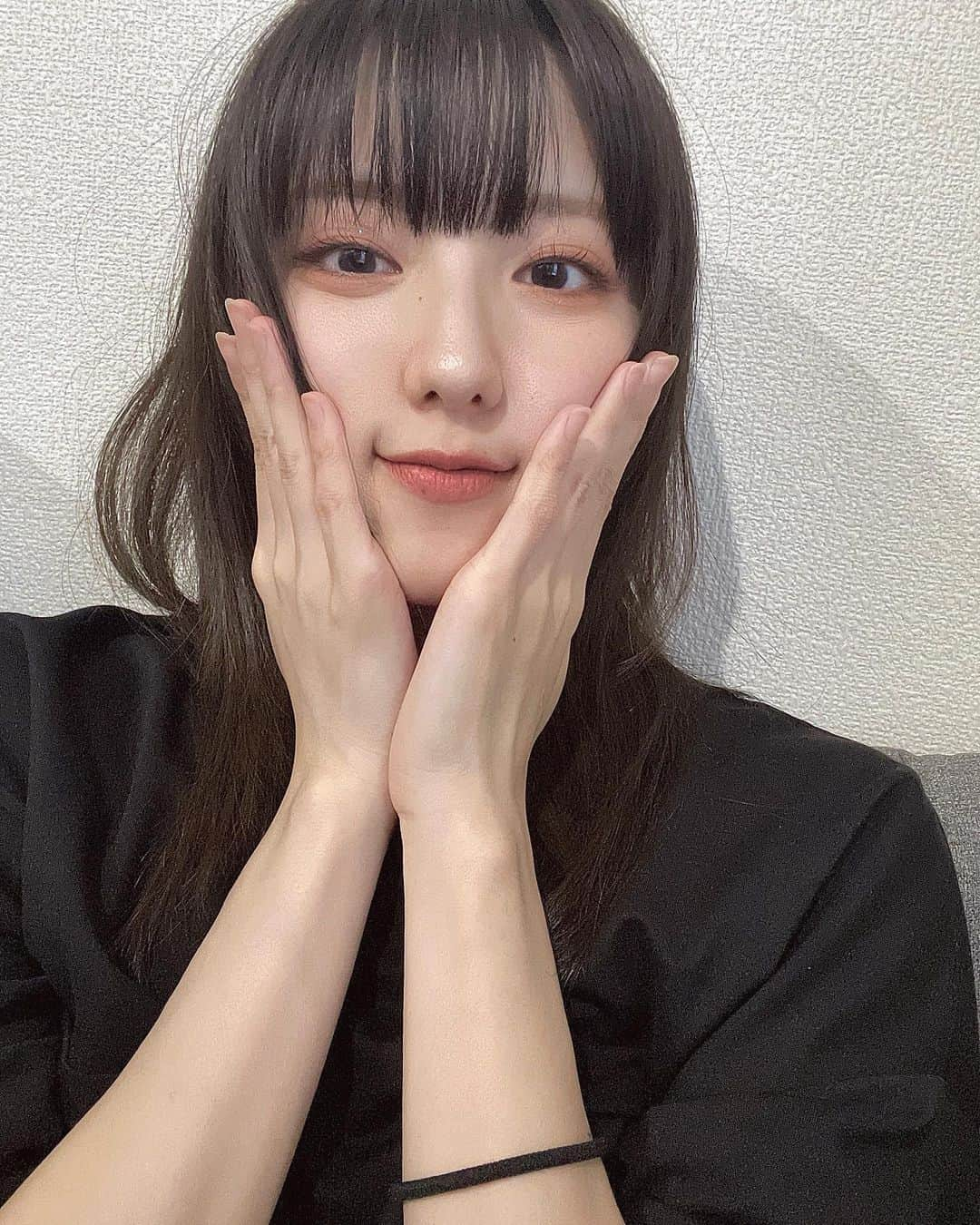 井尻晏菜のインスタグラム：「⁡ ⁡ ⁡ 仕事の前に毛布を洗濯🧺 昼間は気温が高かったので、割とすぐに乾きました。 ⁡ ふわふわだ〜！ ⁡ ⁡ 寒くなってきたから羽毛布団も出して これからの季節に向けてバッチリ対策🍁🍁 ⁡ ⁡ その前に秋花粉を仕留めないと ブタクサを許すな… ⁡ ⁡ ⁡ #🐷🌱」