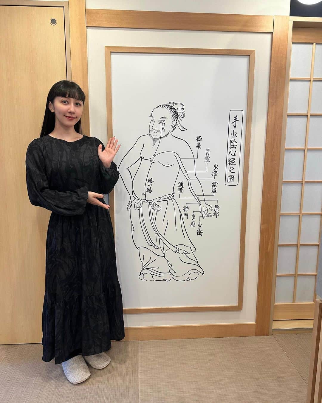 玉置成実のインスタグラム：「ずっとずっと行きたかった 【明心-Meishin-】さんへ。 @meishin_haricchi   「よもぎ蒸し×温熱療法×鍼治療」 で整えてもらうのですが…  よもぎ蒸しで温まってからの、 温熱療法でのお灸・ホットストーン・マシン+鍼での効果が凄くてすぐに眠気が🥱 背中と首だけじゃなくてお腹にもお灸してもらいました！  自律神経整ってるなぁと身体が喜びまくってます！！ ずっと身体ポカポカで今日はぐっすり眠れそうです✨  ありがとうございました❤️  #明心 #meishin #haricchi  #よもぎ蒸し #温熱療法 #鍼灸」