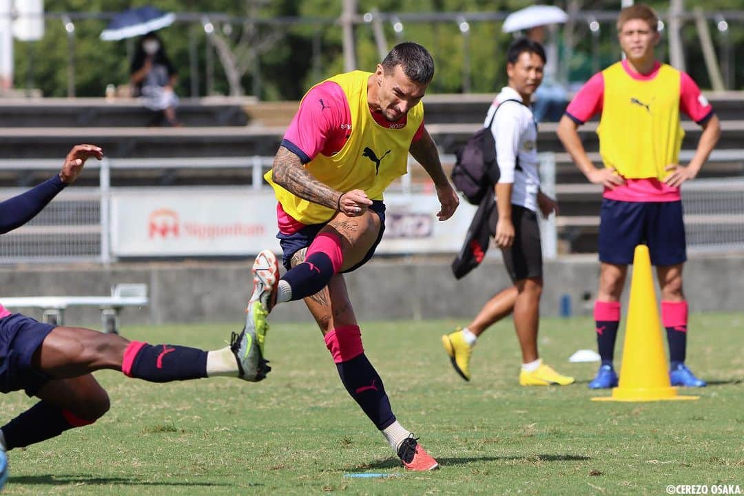 セレッソ大阪さんのインスタグラム写真 - (セレッソ大阪Instagram)「.🌸training🌸  #新井晴樹 選手 #丸橋祐介 選手 #進藤亮佑 選手 #山下達也 選手 #カピシャーバ 選手 #レオセアラ 選手 #ジョルディクルークス 選手 #鳥海晃司 選手 #木下慎之輔 選手 #北野颯太 選手 #大迫塁 選手 #喜田陽 選手 #舩木翔 選手 #cerezo #cerezoosaka #SakuraSpectacle #セレッソ大阪」10月11日 16時31分 - cerezo_osaka