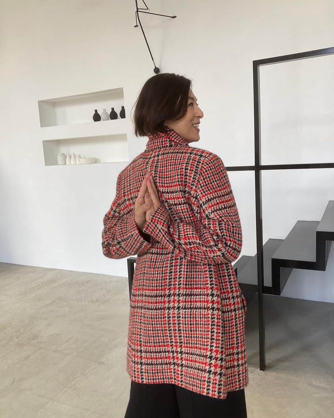 鈴木保奈美のインスタグラム：「隙間時間でストレッチもしちゃうのさ。  @precious.jp  @paulstuartjapan」
