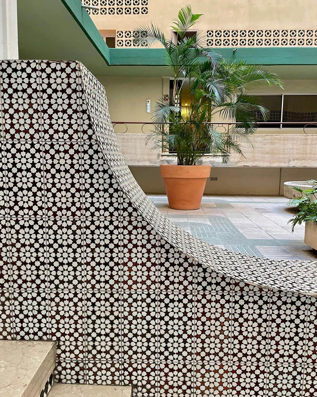 中里亜美さんのインスタグラム写真 - (中里亜美Instagram)「アリカンテで泊まったアパートが良かった🏵️ どこに居ても惹かれる物は同じ！  #alicante #spain #vintage #vintageapartment #retro #レトロ #レトロ建築 #なかざと_旅」10月11日 16時32分 - __ami__go__