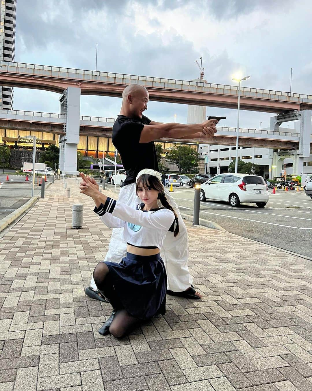 高崎モモコ のインスタグラム：「伏黒甚爾(?) × 天内理子🔫 . . コラボ動画撮影のオフショット📸 . 👨‍🦲 @yakitoridaisuki_1194  🤳 @namiking_fitness  . ただ服きただけなのでコスプレとは言わないですが😂笑 . . なんかかっこいい衣装とか着たいな〜🤔✨ . . . #呪術廻戦#呪術廻戦コスプレ#コスプレ #ハロウィンコス#ハロウィンコスプレ#ハロウィン仮装 #格納呪霊#呪霊#jujutsukaisen#jyujyutsukaisen#オリエンタルホテル #神戸観光#神戸#関西インスタグラマー#関西インフルエンサー#関西モデル#関西フリーモデル#関西サロンモデル#フリーモデル#大阪モデル#大阪インスタグラマー#大阪インフルエンサー#関西サロモ#大阪サロモ#制服コス#制服コスプレ#天内理子#天内理子コスプレ」