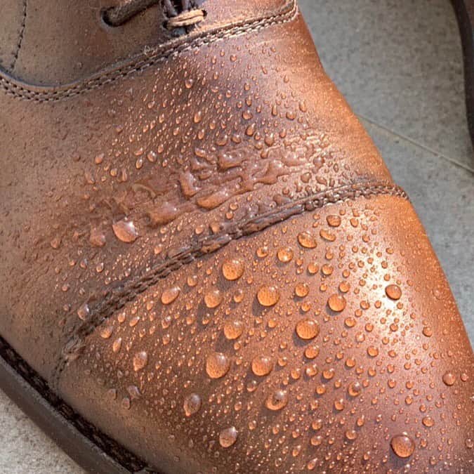 m.mowbrayさんのインスタグラム写真 - (m.mowbrayInstagram)「水とタオルで出来る、革靴の雨染み対策  . . . 革靴は雨に弱い、そんなイメージがある方は少なくないのかもしれません。  しかし、その革の特性を知ってさえいれば、雨によるトラブルは回避できる場合があります。  今回は、雨による染みの対処法について、お伝えしていきます！  ▶▶▶https://m-mowbray.com/blog/20231011-2/  --------------- @｜ハイライト ▶▶▶雨染み対策 ---------------  #靴磨き  #靴修理  #靴を磨けば未来も輝く #買えない価値が輝き出す #靴磨きは価値磨きです  #靴磨き  #靴修理  #シューシャイン  #シューケア #ハイシャイン #鏡面磨き #shoeshine #靴磨き選手権大会 #靴磨き選手権大会2023  #ハイシャイン  #鏡面仕上げ  #鏡面磨き  #ハイシャインプライマー  #ミラーフィニッシャー #雨染み対策  水とタオルで出来る、革靴の雨染み対策  . . . 革靴は雨に弱い、そんなイメージがある方は少なくないのかもしれません。  しかし、その革の特性を知ってさえいれば、雨によるトラブルは回避できる場合があります。  今回は、雨による染みの対処法について、お伝えしていきます！  --------------- @｜ハイライト ▶▶▶雨染み対策 ---------------  #靴磨き  #靴修理  #靴を磨けば未来も輝く #買えない価値が輝き出す #靴磨きは価値磨きです  #靴磨き  #靴修理  #シューシャイン  #シューケア #ハイシャイン #鏡面磨き #shoeshine #靴磨き選手権大会 #靴磨き選手権大会2023  #ハイシャイン  #鏡面仕上げ  #鏡面磨き  #ハイシャインプライマー  #ミラーフィニッシャー #雨染み対策」10月11日 16時33分 - m.mowbray