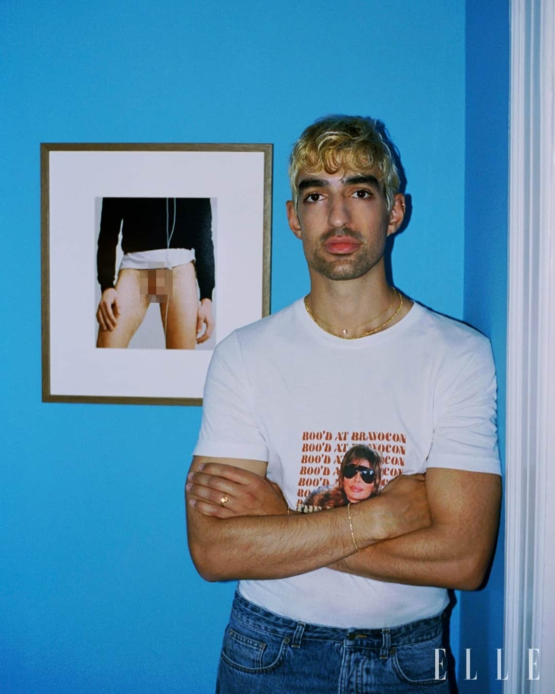 のインスタグラム：「Normalt står han bag kameraet, når der skal tages billeder til blandt andre #ELLE, men i månedens magasin inviterer fotograf @kavianborhani dig ind i sin og kærestens lejlighed, når han fortæller om sin kærlighed til persiske nytårstraditioner, karaoke med stjerneskud og hjemmesyltede grøntsager.⁠ ⁠ Se nogle af fotografens favoritter her, og læs hele interviewet i ELLEs store fødsesdagnummer.⁠ ⁠ Foto: Kavian Borhani」