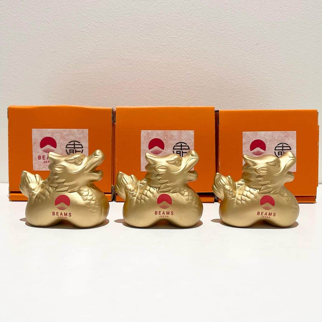 のインスタグラム：「＜中外陶園 × BEAMS JAPAN ＞　  【新入荷】  ● 別注 干支人形 辰(たつ) Item No.56-78-1056 ¥1,980.-(inc.tax）  ※商品についてのお問い合わせは DM、又はお電話にて承っております。  お問い合わせ電話番号　 BEAMS JAPAN 1F ☎︎ 03-5368-7314  ーーーーーーーーーーーーーーーーーーーーーー  #beams  #beamsjapan  #beamsjapan1st  #ビームス #ビームスジャパン #日本製 #madeinjapan #日本の銘品」
