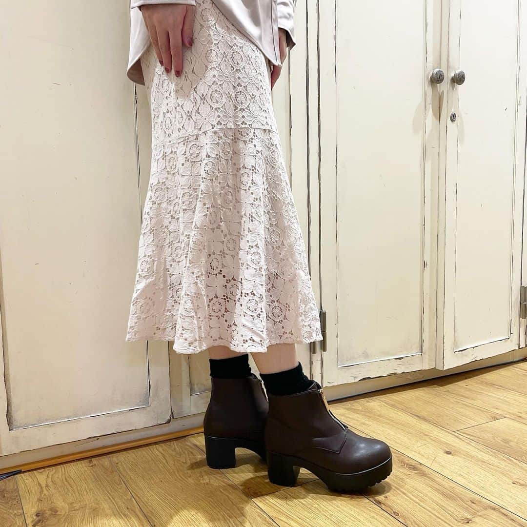 のインスタグラム：「厚底ブーツ入荷👢✨ . シンプルなシルエットにセンタージップがポイント！ 安定感のある厚底は軽量ゴムソールで歩きやすさも抜群です♪ . color▶︎Black,Darkbrown size▶︎S,M,L,LL price▶︎¥7,590(税込) #センタージップボリュームソールブーツ . #LazySwan #レイジースワン #東急プラザ #tokyuplaza #蒲田 #東急プラザ蒲田 #Tokyo #東京 #boots #ブーツ #ブーツコーデ #厚底 #厚底ブーツ  #大人可愛い #ガーリー #ガーリーコーデ #カジュアル #カジュアルコーデ #あしもと倶楽部 #おしゃれさんと繋がりたい #2023aw #秋 #秋靴」