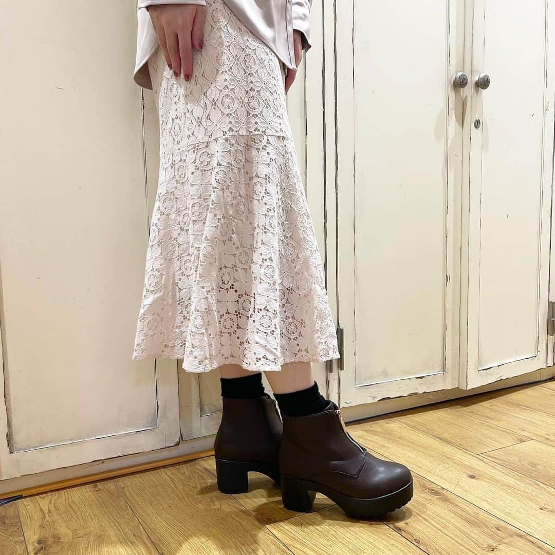 lazyswankamataのインスタグラム：「厚底ブーツ入荷👢✨ . シンプルなシルエットにセンタージップがポイント！ 安定感のある厚底は軽量ゴムソールで歩きやすさも抜群です♪ . color▶︎Black,Darkbrown size▶︎S,M,L,LL price▶︎¥7,590(税込) #センタージップボリュームソールブーツ . #LazySwan #レイジースワン #東急プラザ #tokyuplaza #蒲田 #東急プラザ蒲田 #Tokyo #東京 #boots #ブーツ #ブーツコーデ #厚底 #厚底ブーツ  #大人可愛い #ガーリー #ガーリーコーデ #カジュアル #カジュアルコーデ #あしもと倶楽部 #おしゃれさんと繋がりたい #2023aw #秋 #秋靴」