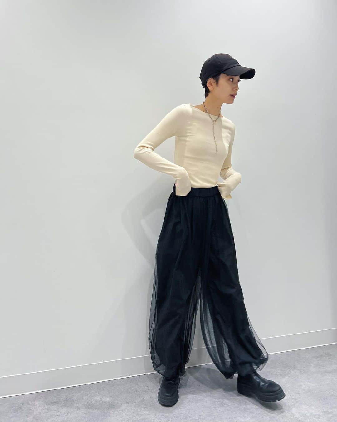 岩本ライラのインスタグラム：「やっぱり今日もチュールパンツ どこの？て毎回きかれる @labelleetude_official   なんでも合うボディースーツ @herin.cye   去年とかのかな？ 秋に必ず着たくなるジャケット @credona_official   きょういちにち お疲れ様でした！ #キョウノシフク」