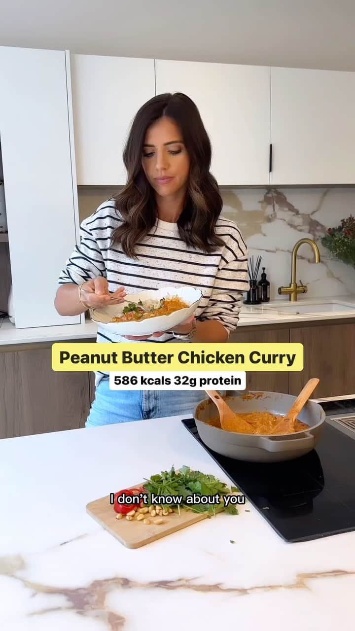 ルーシー・メックレンバーグのインスタグラム：「Peanut Butter Chicken Curry 🧡  ad | I don’t know about you but this time of year I just crave those warm comforting meals at home. Which is why I love the @RWL Peanut Butter Chicken Curry... It’s the ultimate cosy dinner for these chilly autumn evenings! 🍂  It’s also so easy to make! As you can see, I just cooked everything together in one pan, then served it up alongside some rice. I used chicken here, but it would also be great with beef or prawns, or even chickpeas or tofu for a plant based alternative.  If I was making this for the kids, I would just reduce the amount of fresh & dried spices I add in - So it’s a really versatile dish, but so delicious!  I’ve linked the full recipe in my story  #rwlfitties #autumnfood #familyfood」