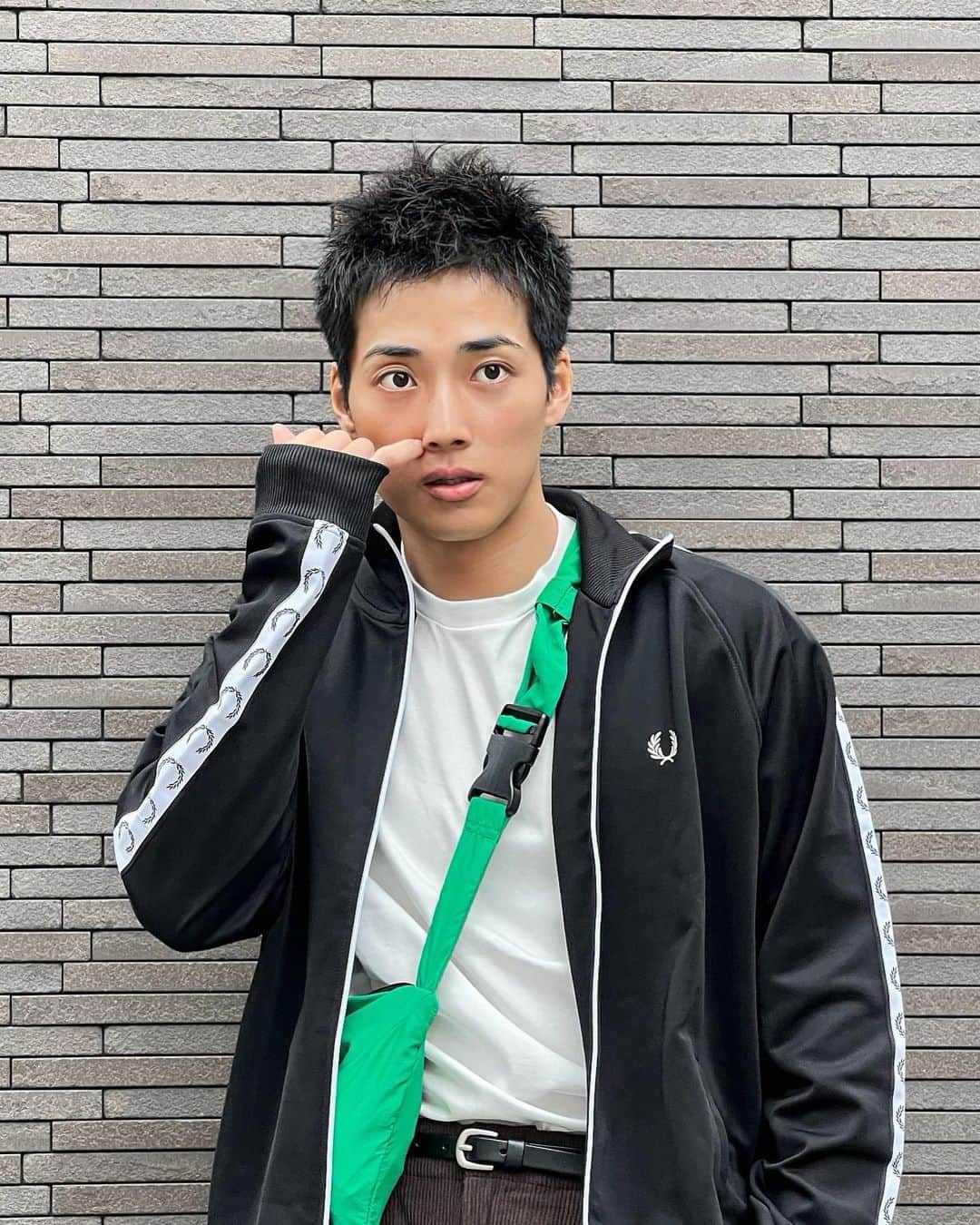 しょーたのインスタグラム：「短髪の僕も宜しくです😀  ドライヤーの時間短くなって浮いた時間利用して毎日ホン一冊読んでるよ✌️」