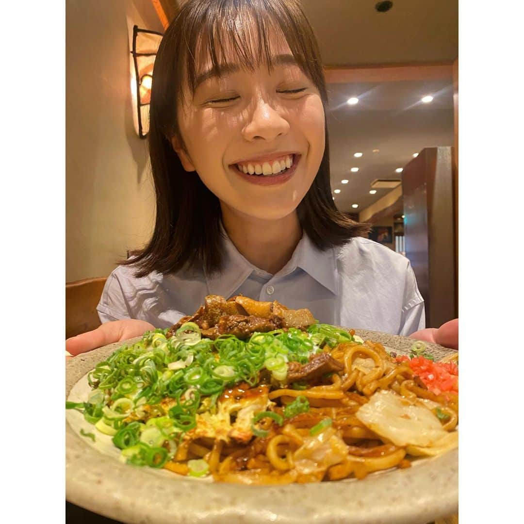 小松﨑花菜のインスタグラム：「・ ネギ焼き＆焼きそば🤤  インタビューで大阪出張するときは、 いつも大阪グルメを食べて帰ります🐙笑  新幹線で京都に停車中、 「まさに今、藤井七冠が対局中だね🫢」とスタッフとホテルの方角を調べて、ドキドキしながら帰りました🚅  史上初の八冠誕生なるでしょうか... あすのドデスカ！でもたっぷりお伝えする予定です✨  #大阪グルメ #ネギ焼き #めっせ熊  #メーテレ #アナウンサー #小松﨑花菜」