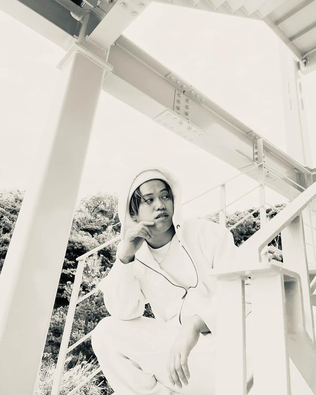 ゆーやのインスタグラム：「モードチェンジ。  色は自分でつけていこうぜ。  #fasion」