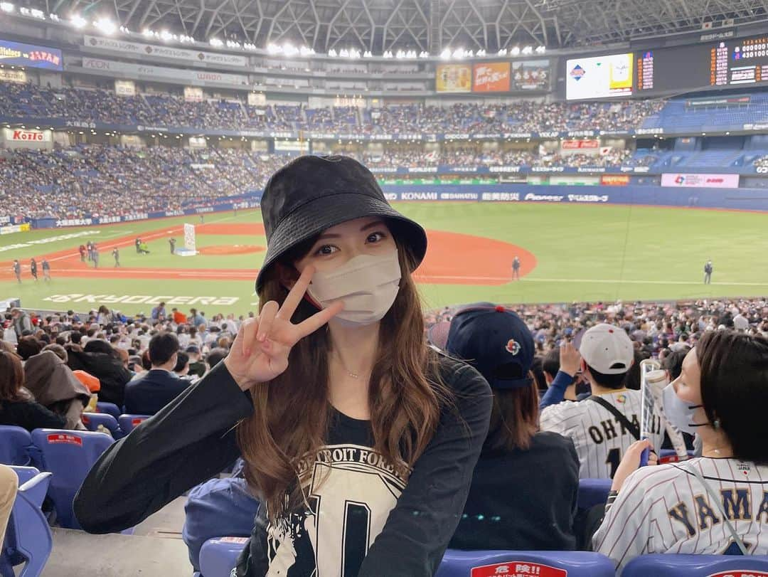 橘ゆりかさんのインスタグラム写真 - (橘ゆりかInstagram)「⁡ ⁡ 推しのシーズンが終わっちゃったよー⚾️⛱️🐧 まだまだ見たかったけどお疲れ様でした👏 ⁡ 今年は初めての甲子園に2回も行けて DAZNにもがっつり映り込めたよ！笑 気づいてた人いる？？🫣 中継で家族に見守られながらカレーを食べました🍛 ⁡ それから！初めてのエスコンでは高校野球の 予選大会で眩しいくらいの熱量を感じて ⁡ 初めてのZOZOマリンスタジアムでは雨に降られて ⁡ 初めてのWBC親善試合の観戦へ🌍 ⁡ ホーム神宮を今年も青年館ホテルから眺めたり ⁡ いろんな球場デビューができて充実してたなぁ☺️☺️ ⁡ ⁡ 日本シリーズも中継で見ると思うけど はやくも来シーズンが待ち遠しいや🥹！ 来年も応燕するぞ🐧ヤクルト飲んで寝て待ってる💤 ⁡ ⁡ ⁡ ⁡ #東京ヤクルトスワローズ #ヤクルト #阪神甲子園球場 #甲子園 #阪神タイガース #エスコンフィールド北海道 #京セラドーム #wbc #オリックスバファローズ #zozoマリンスタジアム #千葉ロッテマリーンズ #神宮球場 #日本青年館ホテル #野球観戦 #橘ゆりか #野球女子 #swallows #baseball」10月11日 16時56分 - yuricalcal