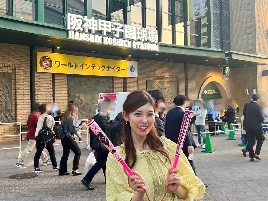 橘ゆりかさんのインスタグラム写真 - (橘ゆりかInstagram)「⁡ ⁡ 推しのシーズンが終わっちゃったよー⚾️⛱️🐧 まだまだ見たかったけどお疲れ様でした👏 ⁡ 今年は初めての甲子園に2回も行けて DAZNにもがっつり映り込めたよ！笑 気づいてた人いる？？🫣 中継で家族に見守られながらカレーを食べました🍛 ⁡ それから！初めてのエスコンでは高校野球の 予選大会で眩しいくらいの熱量を感じて ⁡ 初めてのZOZOマリンスタジアムでは雨に降られて ⁡ 初めてのWBC親善試合の観戦へ🌍 ⁡ ホーム神宮を今年も青年館ホテルから眺めたり ⁡ いろんな球場デビューができて充実してたなぁ☺️☺️ ⁡ ⁡ 日本シリーズも中継で見ると思うけど はやくも来シーズンが待ち遠しいや🥹！ 来年も応燕するぞ🐧ヤクルト飲んで寝て待ってる💤 ⁡ ⁡ ⁡ ⁡ #東京ヤクルトスワローズ #ヤクルト #阪神甲子園球場 #甲子園 #阪神タイガース #エスコンフィールド北海道 #京セラドーム #wbc #オリックスバファローズ #zozoマリンスタジアム #千葉ロッテマリーンズ #神宮球場 #日本青年館ホテル #野球観戦 #橘ゆりか #野球女子 #swallows #baseball」10月11日 16時56分 - yuricalcal