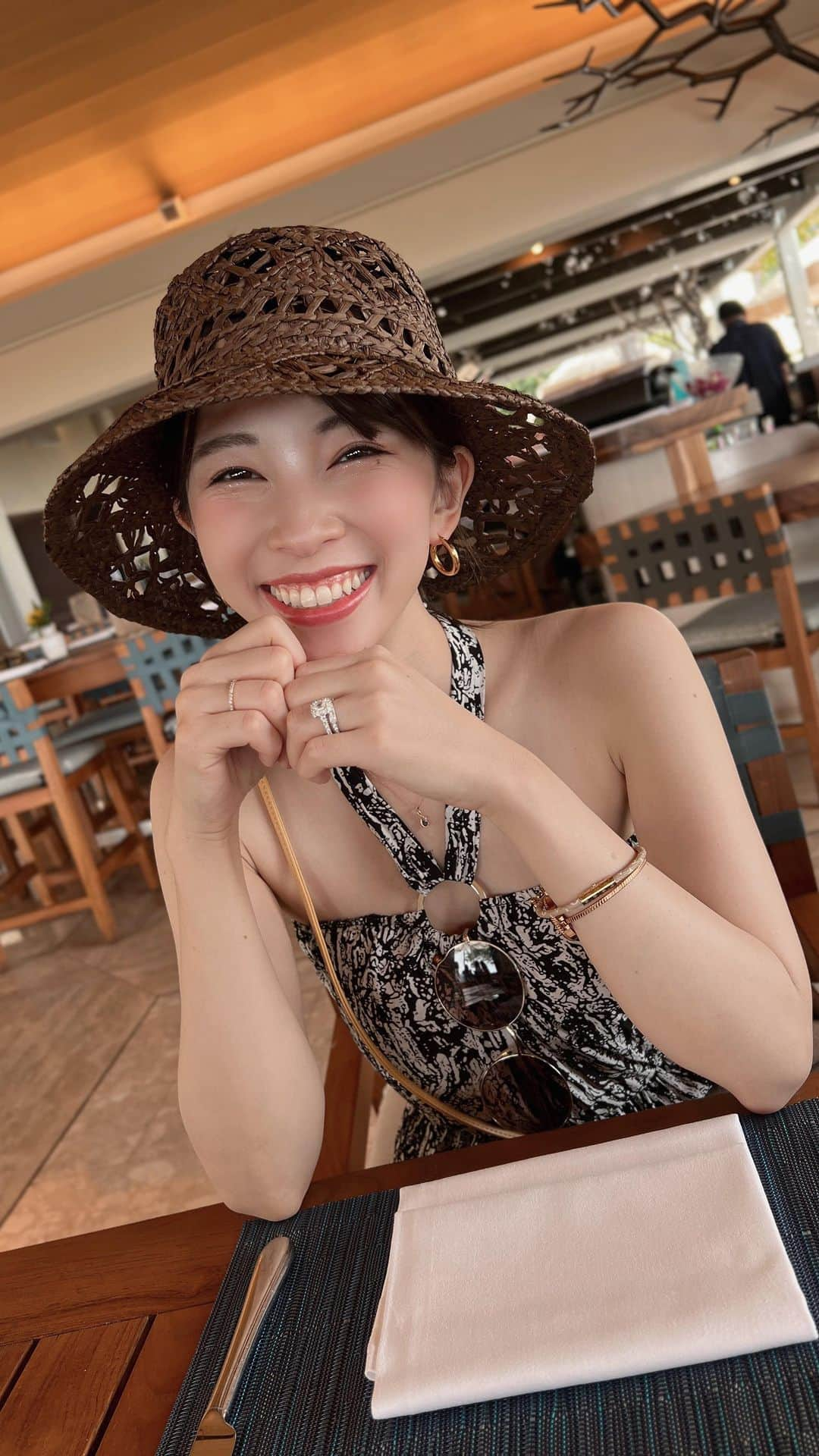 藤原望未のインスタグラム：「Hawaii🌺🌴  皆に伝えたいことたくさん！ だけど悩みすぎて一旦、色んな服着た私😂  どの私が好きですか？🎤  ハワイの美味しかったお店や良かった場所など、 ハイライトにまとめてるので見てみてね🥰🥰  写真見返してるとまたすぐ行きたくなる〜😇   #しばらくは行けん  #ハワイ  #ハワイ旅行  #ハワイグルメ  #hawaii  #hawaiistagram  #hawaiilove  #ハワイ情報  #ホノルル  #ワンピース  #ワンピースコーデ  #157cmコーデ   白ワンピ： @luxent_official  #pr」