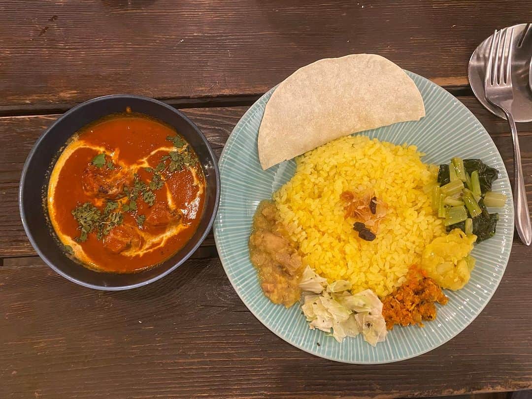 GLOWのインスタグラム：「お気に入りのカレー屋、中野のroji spice__。こちらはバターチキン。 ポークビンダルーやドライキーマ、野菜のサンバルなどは辛口ですが、バターチキンは辛いものが苦手でも安心。 中野駅南口から近いのでぜひ！  #食欲の秋  #カレー　 編集h」