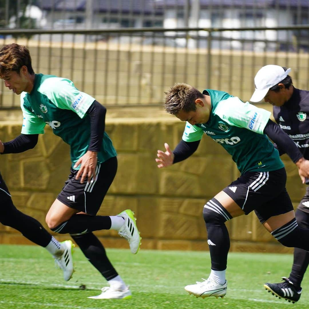 松本山雅FCさんのインスタグラム写真 - (松本山雅FCInstagram)「トレーニング写真をピックアップ📸🟢  #yamaga #matsumotoyamaga #ビクトル #小松蓮 #稲福卓 #村越凱光 #米原秀亮」10月11日 17時05分 - matsumoto.yamagafc