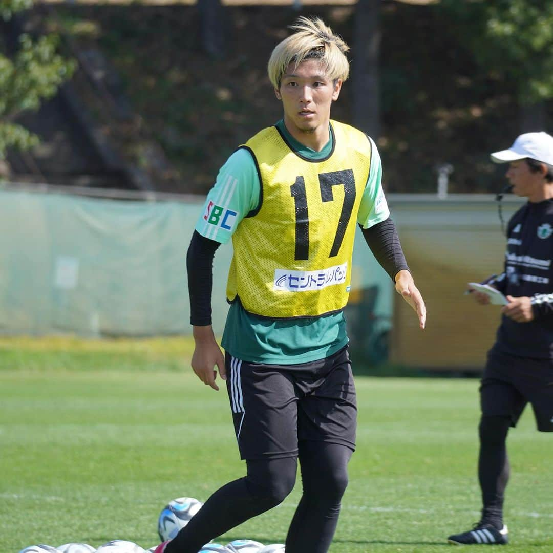 松本山雅FCさんのインスタグラム写真 - (松本山雅FCInstagram)「トレーニング写真をピックアップ📸🟢  #yamaga #matsumotoyamaga #ビクトル #小松蓮 #稲福卓 #村越凱光 #米原秀亮」10月11日 17時05分 - matsumoto.yamagafc