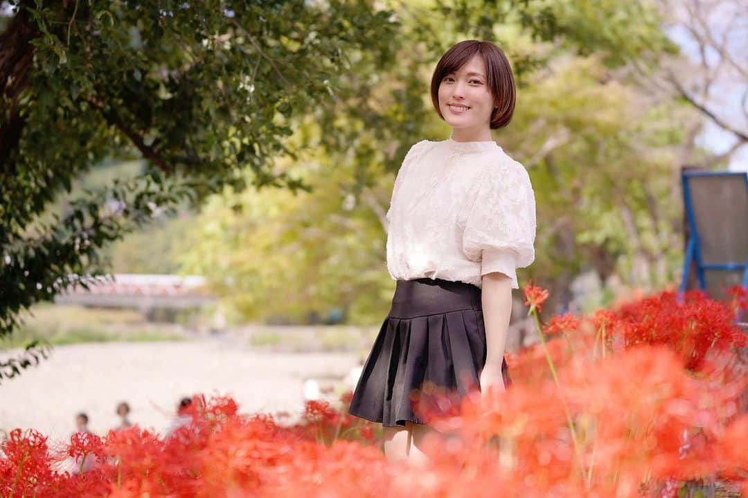 可愛ゆりあのインスタグラム：「曼珠沙華🌺  #ポートレート　#ポートレート撮影 #ポートレートモデル　#portrait #曼珠沙華　#花と私　#プルクラ撮影会 #撮影モデル　#撮影会モデル」