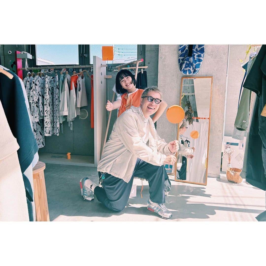 雪浦聖子さんのインスタグラム写真 - (雪浦聖子Instagram)「展示会の思い出番外編！楽しいお知らせ付き。  じゃじゃん、来季から、大阪の箕面市にあるSUPER FUNKASTIC MARKETさんで、sneeuwの洋服を扱っていただくことになりました。  先日、オーナーの青野さんとナノハさんが来てくださって、はじめましてだったのだけれど、はじめましてと思えない和気あいあいな空気感が出来上がって、最終的にこんな写真が撮れました。（１枚目、2枚目）  以前からかわいくて楽しそうな温かなお店だなーと思っていたら、こっちも見つけていただけて、びっくりうれしい。色の好みとか通じ合いますね、わかるーと、盛り上がりました。 SUPER FUNKASTIC MARKETはお客様がたくさんお話してゆっくり楽しでいかれるお店だそうで（それはインスタからもわかる！）、全然まだできてないけど、自分もそういう場所を作れたらなと思って過ごしてるので、そういう、人が元気になって帰っていくような場所に自分の物があるのはとっても嬉しいなあと思います。  箕面市の隣の豊中市に小学校の後半住んでたのでそれもまたご縁を感じる。（自分は関東、関西、東北も少々、で育ったハイブリッド）  お土産にオリジナルの招き猫（ちゃんと高崎で作られた張り子！）をいただいて、とっても嬉しい、可愛い、有り難い。（写真3枚目）  お近く方、是非ですよ。」10月11日 16時59分 - sneeuw_y