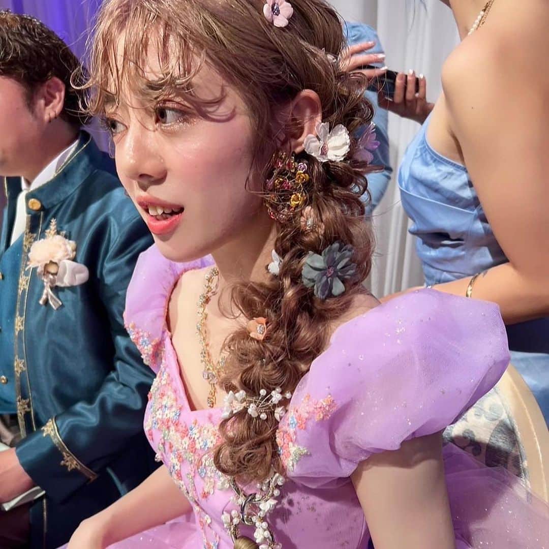 Choole 業界初、オンライン結婚式準備サービスさんのインスタグラム写真 - (Choole 業界初、オンライン結婚式準備サービスInstagram)「【#ラプンツェルヘア 】 #ウェディングヘア  #ウェディングドレス  #ウェディングアレンジ  こんばんは！トキハナ編集部です✨  今回はもはやプリンセス越えしちゃう⁉️可愛すぎるラプンツェルヘアをご紹介します🏰👸 - - - - - - - -  Photo by @naory115 @daiki_arrange51  - - - - - - - —   ——————————————————  ⚜️トキハナInstagramとは？  ・結婚式準備に役立つ情報を毎日投稿♡  ・まだ結婚式場が決まっていない花嫁さまへ🌸  ドレス試着・パーソナルカラー診断イベント  定期開催中👗🌈   ・お見逃しのないよう  @tokihana_weddingからフォローください✨   ⚜️トキハナって？   LINEで式場探し使いやすさNo.1✨  『結婚式場見学予約サイト👰🏻‍♀️』    🕊トキハナの特徴🕊   ・持ち込みOKの式場掲載数No.1(自社調べ)👑  ・即決不要で、最大割引が貰える💰  ・自分たちの費用が見学前にわかるから安心💛  ・LINEでいつでも元プランナーに相談できる💡  ・カンタン診断で好みの式場が見つけられる💖  ・ドレス最大50%オフクーポンもget👗  登録はID検索orQRコードから▼   ID:@608xvfyd  —————————————————   #ウエディングドレス #カラードレス #ドレス #ドレス試着 #ドレス迷子 #ドレス探し  #結婚式 #結婚式準備 #プレ花嫁 #卒花嫁 #トキハナ」10月11日 16時59分 - tokihana_wedding