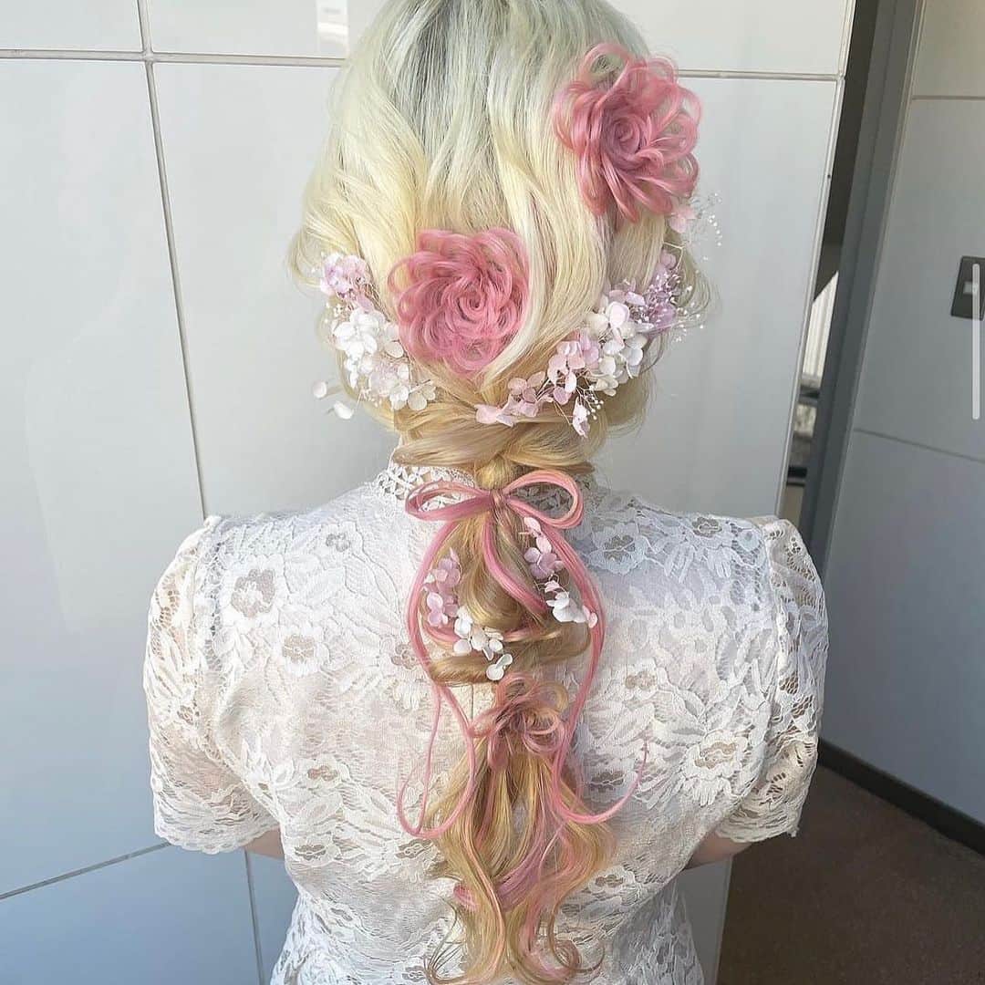 Choole 業界初、オンライン結婚式準備サービスさんのインスタグラム写真 - (Choole 業界初、オンライン結婚式準備サービスInstagram)「【#ラプンツェルヘア 】 #ウェディングヘア  #ウェディングドレス  #ウェディングアレンジ  こんばんは！トキハナ編集部です✨  今回はもはやプリンセス越えしちゃう⁉️可愛すぎるラプンツェルヘアをご紹介します🏰👸 - - - - - - - -  Photo by @naory115 @daiki_arrange51  - - - - - - - —   ——————————————————  ⚜️トキハナInstagramとは？  ・結婚式準備に役立つ情報を毎日投稿♡  ・まだ結婚式場が決まっていない花嫁さまへ🌸  ドレス試着・パーソナルカラー診断イベント  定期開催中👗🌈   ・お見逃しのないよう  @tokihana_weddingからフォローください✨   ⚜️トキハナって？   LINEで式場探し使いやすさNo.1✨  『結婚式場見学予約サイト👰🏻‍♀️』    🕊トキハナの特徴🕊   ・持ち込みOKの式場掲載数No.1(自社調べ)👑  ・即決不要で、最大割引が貰える💰  ・自分たちの費用が見学前にわかるから安心💛  ・LINEでいつでも元プランナーに相談できる💡  ・カンタン診断で好みの式場が見つけられる💖  ・ドレス最大50%オフクーポンもget👗  登録はID検索orQRコードから▼   ID:@608xvfyd  —————————————————   #ウエディングドレス #カラードレス #ドレス #ドレス試着 #ドレス迷子 #ドレス探し  #結婚式 #結婚式準備 #プレ花嫁 #卒花嫁 #トキハナ」10月11日 16時59分 - tokihana_wedding