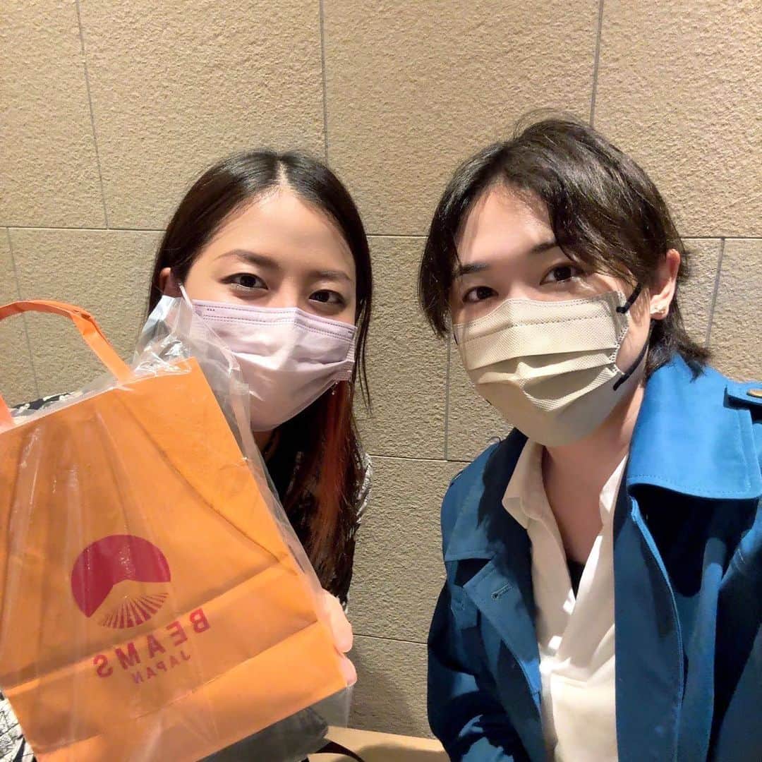 長沢美月のインスタグラム：「ひっさしぶりに会えた〜😍 やっぱりなんでも話せる存在は いつまで経ってもありがたい💛 　 誕生日プレゼントもありがとう😍 最近はお皿を頂く機会が 増えたので、 料理…ガンバル🤣笑 　 #誕生日は2月です 笑 #ありがとう」