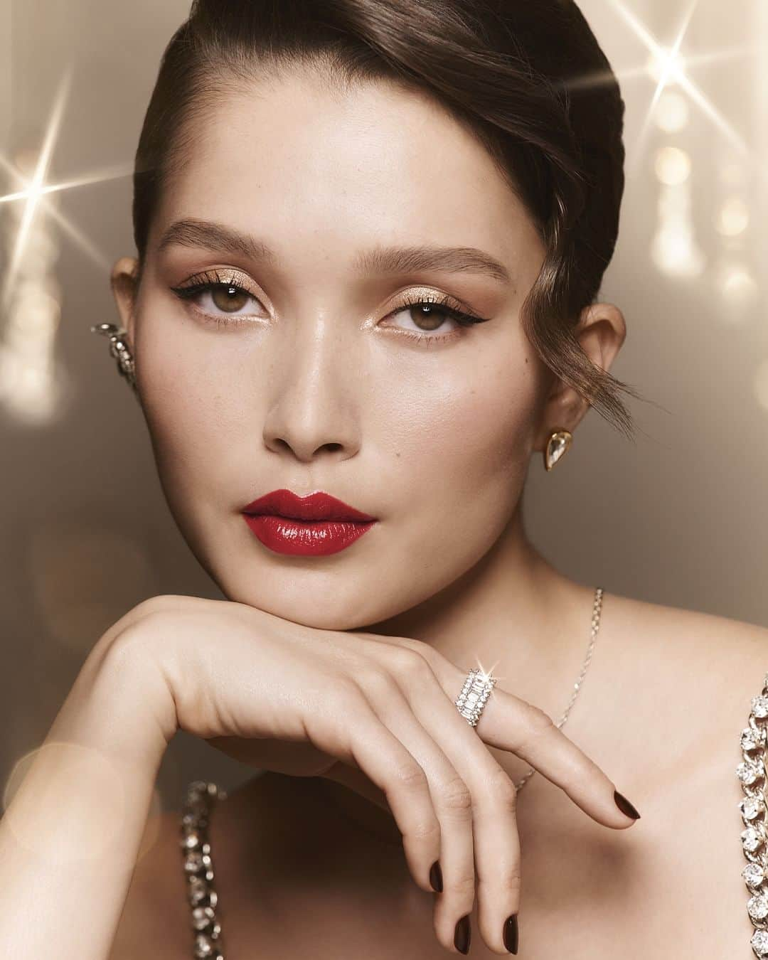 ボビイ・ブラウンさんのインスタグラム写真 - (ボビイ・ブラウンInstagram)「【HOLIDAY】LUXE EYE SHADOW DUO - ブランド初のアイシャドウ2色入りパレット。上品なツヤと輝きを目元に与えるリッチラスターフィニッシュを復刻。 すべて本ホリデイ コレクションのために開発された新色は、バーガンディとゴールドのダンスフロアグラムに、ブラウントーンのラストダンス、ミディアムブラウンとスパークルピンクのミッドナイトトーストの3タイプ。  《 #ゴールデングラマーコレクション 》 #リュクスアイシャドウデュオ 限定3種 ✔10月13日(金)オンライン先行発売 ✔10月20日(金)全国発売  #BobbiBrown #ボビイブラウン #Holiday #ホリデイ #GoldenGlamourCollection #LuxeEyeShadowDuo #限定コスメ #冬メイク #冬コスメ #ギフト #クリスマスギフト #クリスマスコスメ #クリスマスコフレ #アイシャドウパレット #アイシャドウ #アイメイク #限定パレット」10月11日 17時00分 - bobbibrownjapan