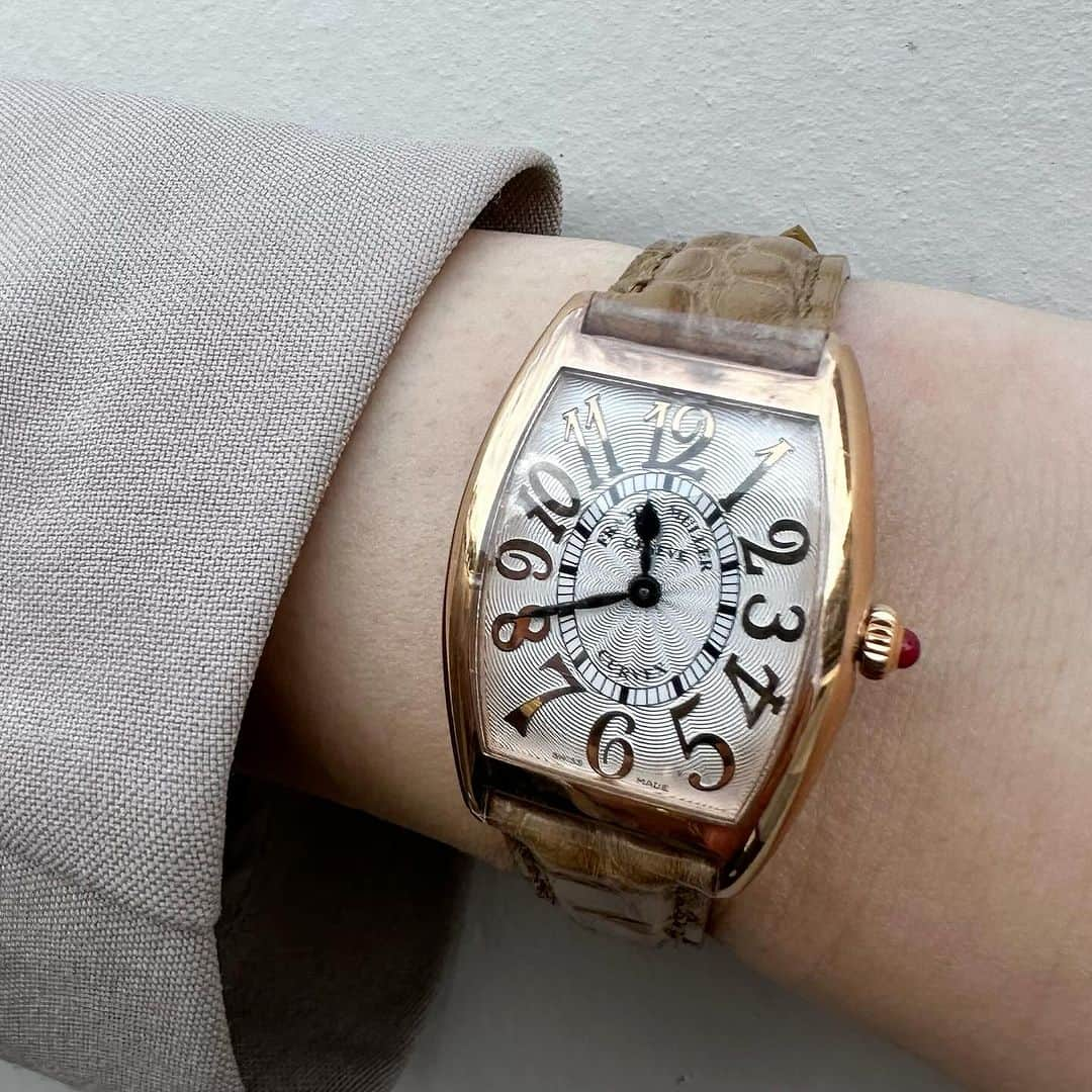 福井駅前ジュエリーパリのインスタグラム：「【FRANCK MULLER】  品番- トノウカーベックス 1752QZREL 5N ムーブメント -  クォーツ 素材 -18Kピンクゴールド サイズ -  25×35㎜ 防水 - 日常生活防水  商品詳細については、メールor電話にて お気軽にお問い合わせ下さいませ🍃  #時計#福井#時計専門店#時計おすすめ#成人祝い#結納#結納返し#還暦祝い#腕時計#時計好き#腕時計コーデ#時計コレクション#ジュエリーパリ#ジュエリー#ウォッチ#カルティエ#IWC#フランクミュラー#タグホイヤー#シャネル#ゼニス#グランドセイコー#サントス#watch#jewelry#JewelryPARIS#fukui#トノウカーベックス#革ベルト」