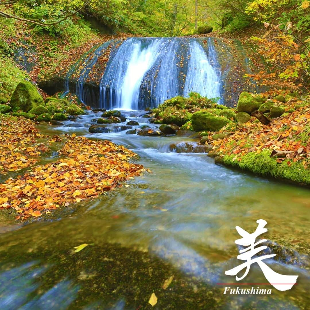 福島県のインスタグラム：「【じろえもんの滝（下郷町）】  県道346号から林道に入った所にある阿賀川支流にかかる、落差5ｍ程度の小さな滝です。滝の上部にある滝つぼからあふれた水が落ちてくるため、雨の後など水量の多い時でも、岩肌をなだらかに流れ落ちます。  その様子が非常に美しく、カメラマンにも人気の撮影スポットとなっています。  ※写真は過去に撮影したものです。  #じろえもんの滝 #滝 #下郷町 #南会津地方 #福島県 #shimogotown #fukushima #RealizeFukushima #NotADreamFukushima #ひとつひとつ実現するふくしま」