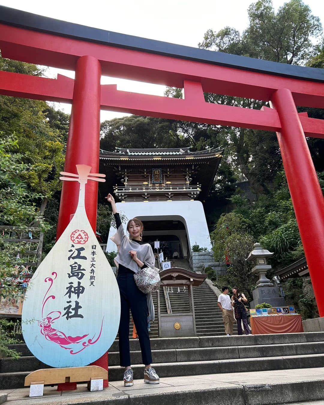 彦坂まなみのインスタグラム：「2週間前の江の島。 涼しくなったな〜と思ったら、もう夜はあっという間に寒くなって、、毛布が必要🍂🍂 夜のお散歩、今週は行けなかったなー 来週から名古屋帰るし、美味しいものたくさん食べよ〜🥰🥰 味仙と、味噌煮込みと、四季茸のきのこ鍋いくぞー🔥🔥」