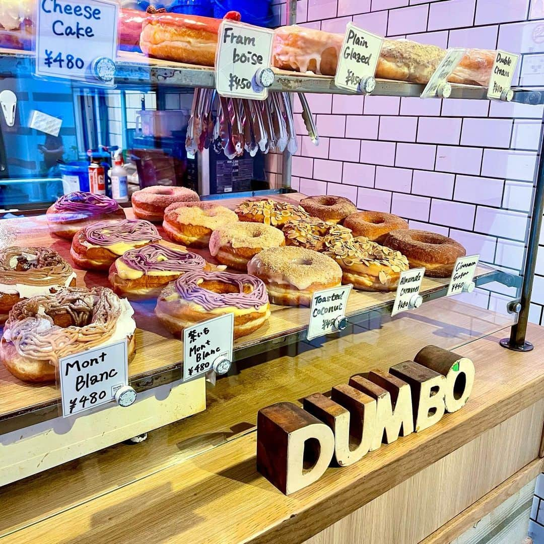 吉井明子のインスタグラム：「手のひらサイズ🍩☕️  今日だけだからっ。  ✨お店の方に🍩🍩🍩撮影許可頂きました😋  #dumbo #donuts #ドーナツ #🍩 #cafe #coffe #麻布十番 #気象予報士 #気象キャスター #weatherforecaster #기상캐스터　#氣象主播」