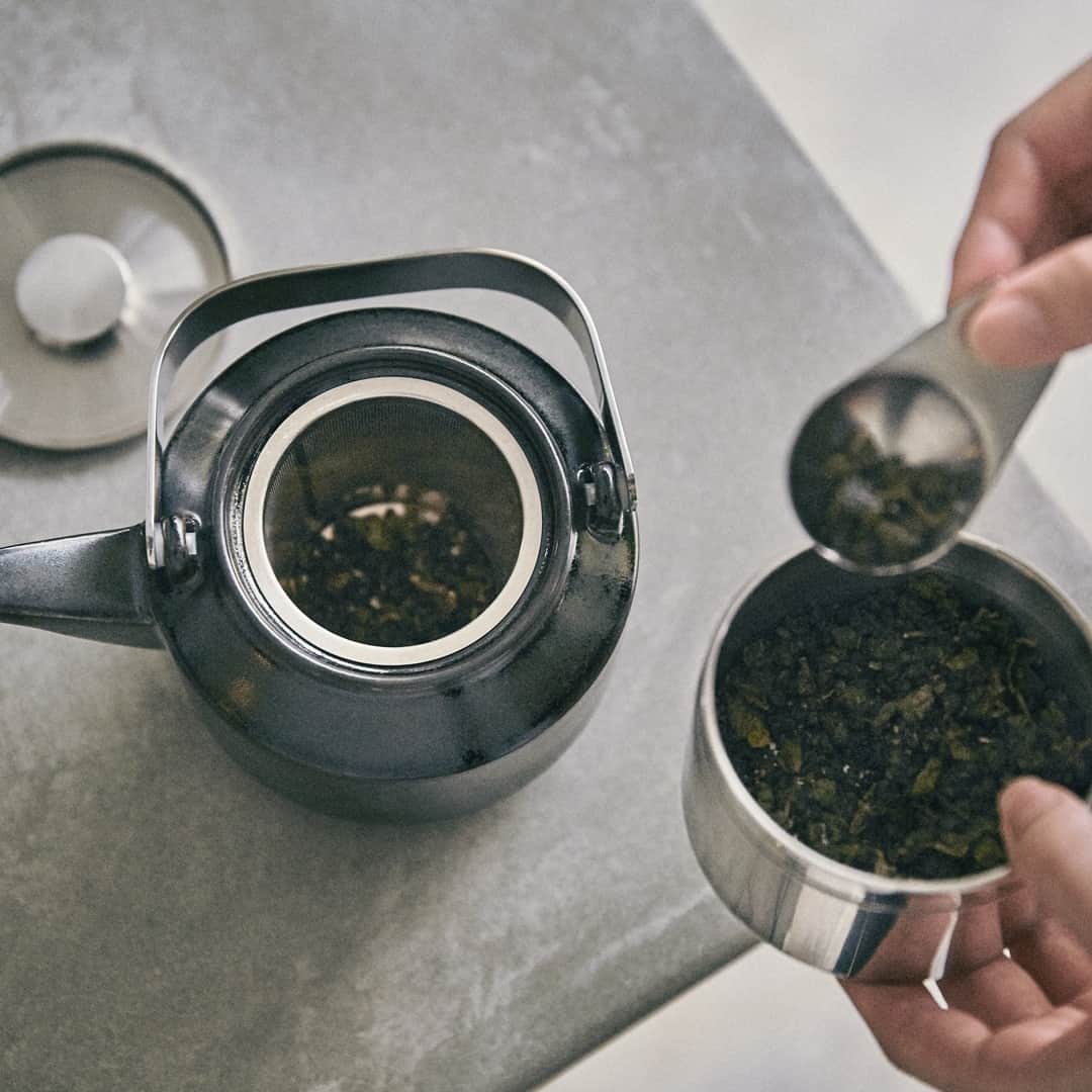 KINTOさんのインスタグラム写真 - (KINTOInstagram)「LEAVES TO TEA⁠ 自由な発想でお茶の愉しみを広げていけるLEAVES TO TEA。茶葉の美味しさを引き出すベーシックな使い心地を備え、現代の暮らしにも取り入れやすいエッジのきいた気品あるデザインです。⁠ ⁠ ---⁠ LEAVES TO TEA invites you to explore tea with a fresh and open mind. It is designed with usability to bring out the character of teas, and is sleek to integrate into the modern lifestyle.​ ​⁠ ⁠ ---⁠ Share us your moments with KINTO items by tagging @kintojapan⁠ .⁠ .⁠ .⁠ #kinto #キントー」10月11日 17時05分 - kintojapan