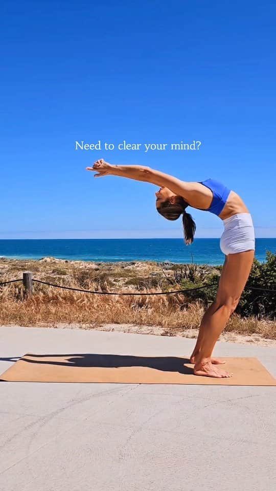 のインスタグラム：「Sometimes we're not always in control, we don't know where we're heading, or we don't know how to feel...  B  R  E  A  T  H  E  through those moments ✨️   Repeat this as many times as you need 🙏🏼  'Square Breathing for Relaxation & Clarity' guided breathwork class is live on #freshbodyfitmind app! I'll be adding lots more classes and guided meditations over the next few weeks 🥰」