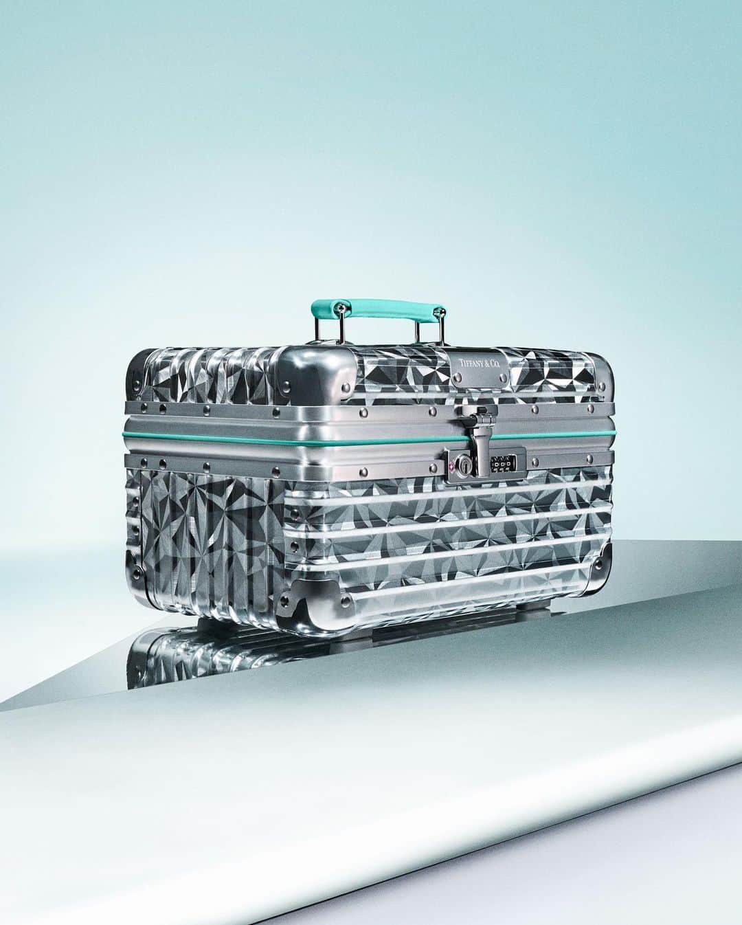 LVMHさんのインスタグラム写真 - (LVMHInstagram)「Redefine the boundaries of travel with the @rimowa x @tiffanyandco Jewelry Case, where purpose and function meet.   #LVMH #RIMOWAxTiffany」10月11日 17時14分 - lvmh