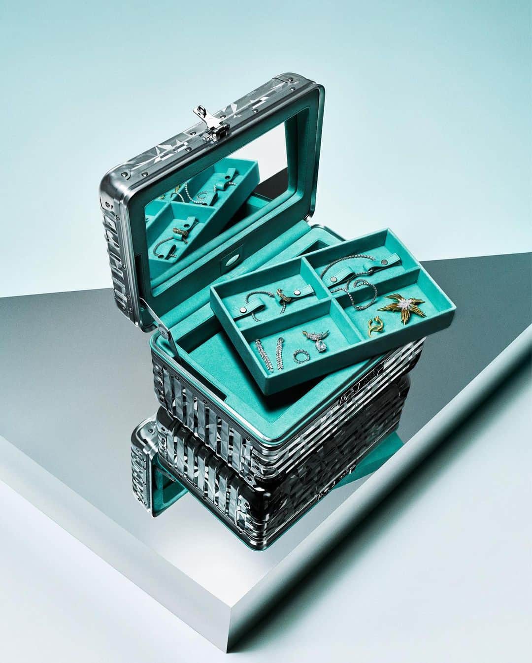 LVMHさんのインスタグラム写真 - (LVMHInstagram)「Redefine the boundaries of travel with the @rimowa x @tiffanyandco Jewelry Case, where purpose and function meet.   #LVMH #RIMOWAxTiffany」10月11日 17時14分 - lvmh