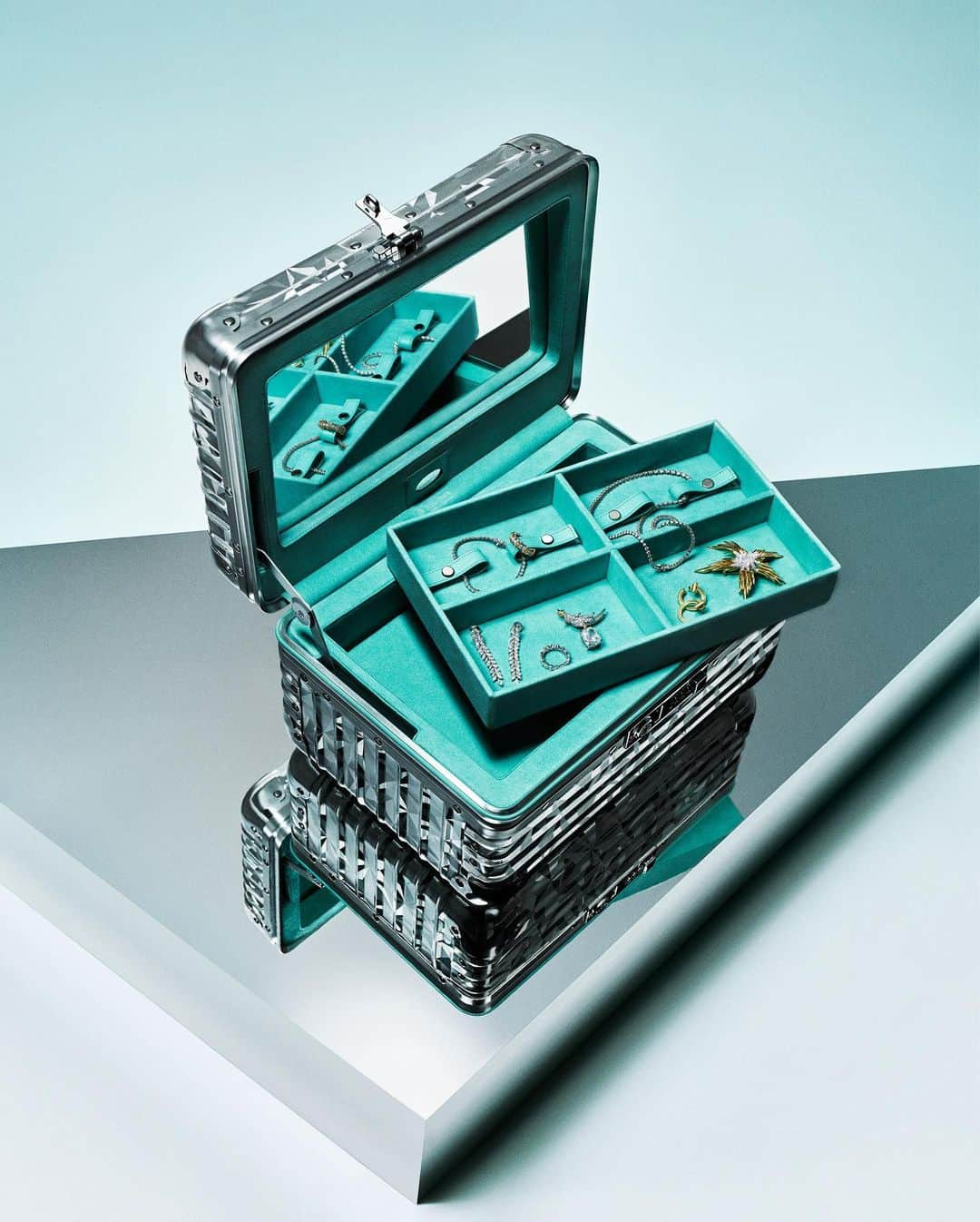 LVMHのインスタグラム：「Redefine the boundaries of travel with the @rimowa x @tiffanyandco Jewelry Case, where purpose and function meet.   #LVMH #RIMOWAxTiffany」