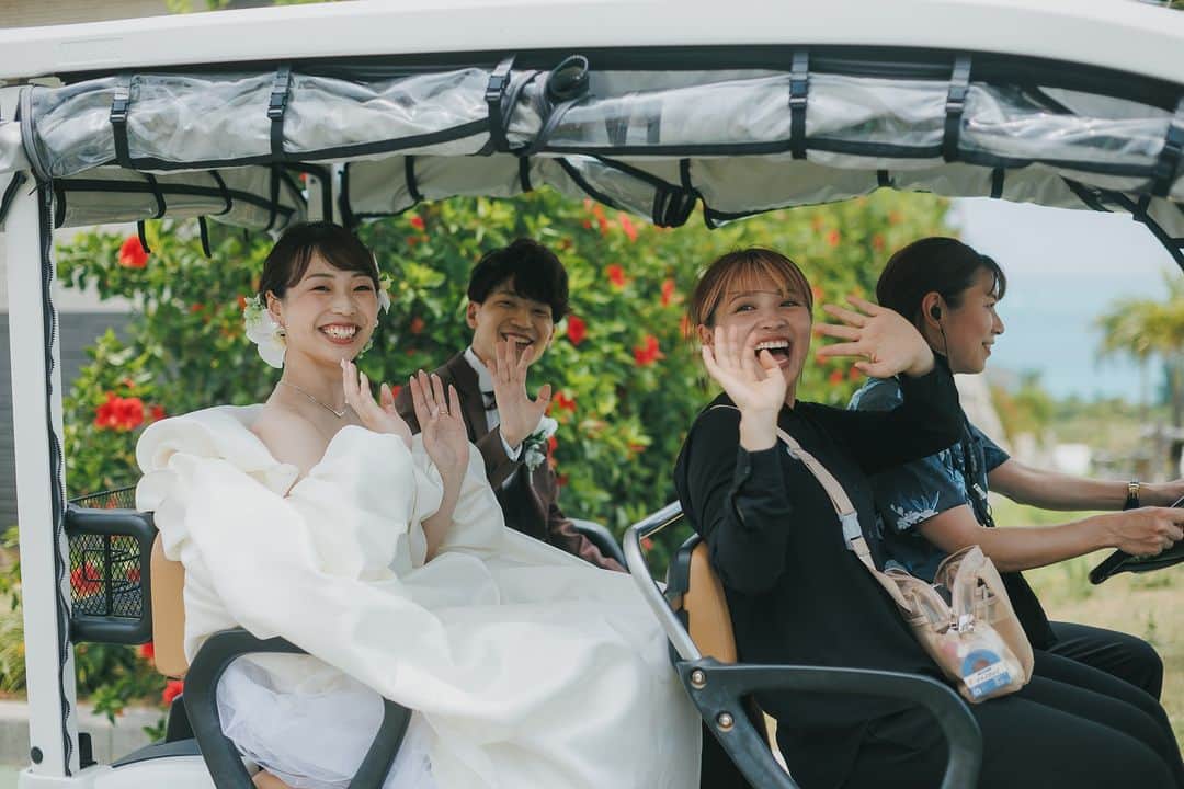【公式】小さな結婚式のインスタグラム：「. @petit.wedding をフォローしてね♩ #小さな結婚式 をつけてのお写真投稿も大歓迎です♡ こちらの公式IGでリグラムさせていただきます＊ . 厳かな挙式のあとは レジャービークルに乗車して披露宴会場に移動。  沖縄らしい解放感ある結婚式に おふたりとゲストも自然と笑顔が溢れます。 . >>#小さな結婚式沖縄那覇店 . ——————— #petitwedding #ラヴィファクトリー #前撮り #結婚式 #プレ花嫁 #卒花 #家族婚 #少人数結婚式 #ウェディング #wedding #bridal #weddingdress #花嫁 #挙式 #結婚式準備 #式場探し #日本中のプレ花嫁さまと繋がりたい #結婚式の思い出に浸る会 #結婚準備 #沖縄花嫁 #ウェディングフォト #花嫁コーディネート #結婚式挙式 #アフターパーティ #リゾートウェディング #沖縄花嫁 #ウェディングドレス #披露宴会場」