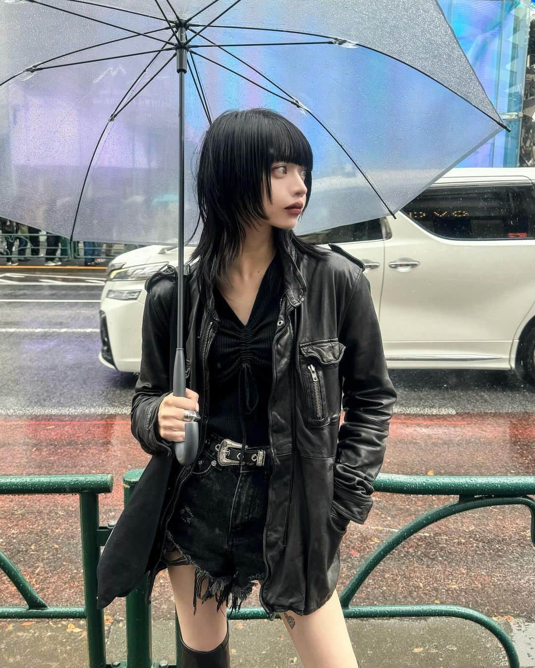 櫻子のインスタグラム：「雨きらい。けど家の中から雨見るのはスキ。」