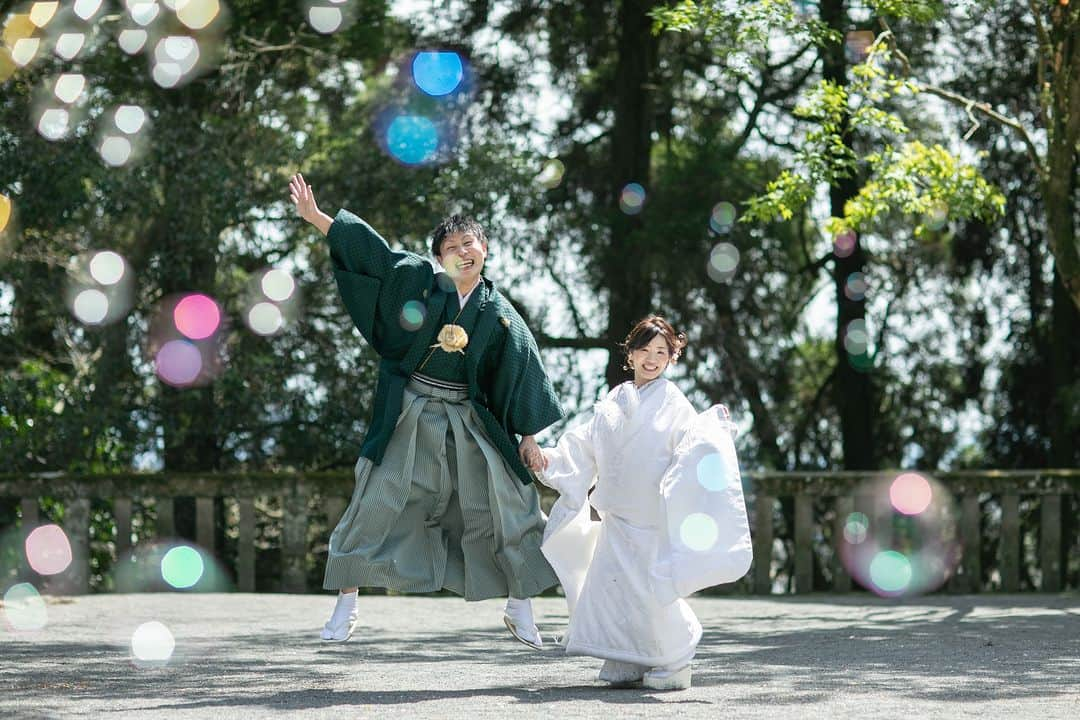 ラヴィ•ファクトリーさんのインスタグラム写真 - (ラヴィ•ファクトリーInstagram)「. 【写真で叶える結婚式】 . シャボン玉を利用した幻想的なお写真🫧 ロマンチックな構図や おふたりらしさ溢れる無邪気な様子など 様々な表情を見せてくれました📸  . —————— ラヴィファクトリー:@fukuoka_laviephotography Photographer: @ueno_photos AREA:JAPAN,FUKUOKA —————— @laviefactoryをフォローして #laviefactory #ラヴィファクトリー のハッシュタグをつけて お写真を投稿してみてくださいね✳︎ . こちらの公式IG（@laviefactory） で取り上げさせていただきます✨ . 思わず笑顔になれるハートのある 「家族写真」はラヴィクルール* >>>@laviecouleur_official . #wedding #weddingphotography #photo #ハートのある写真 #instawedding #結婚写真 #ウェディング #ウェディングフォト #撮影指示書 #ロケーションフォト #前撮り #写真好きな人と繋がりたい #フォトウェディング #卒花 #後撮り #ウェディングニュース #前撮り小物 #前撮りフォト #前撮りアイテム #ウェディング撮影 #撮影構図 #前撮りアイディア #撮影指示書 #花嫁コーディネート #花嫁コーデ #和装ロケフォト #シャボン玉フォト #和装」10月11日 17時07分 - laviefactory