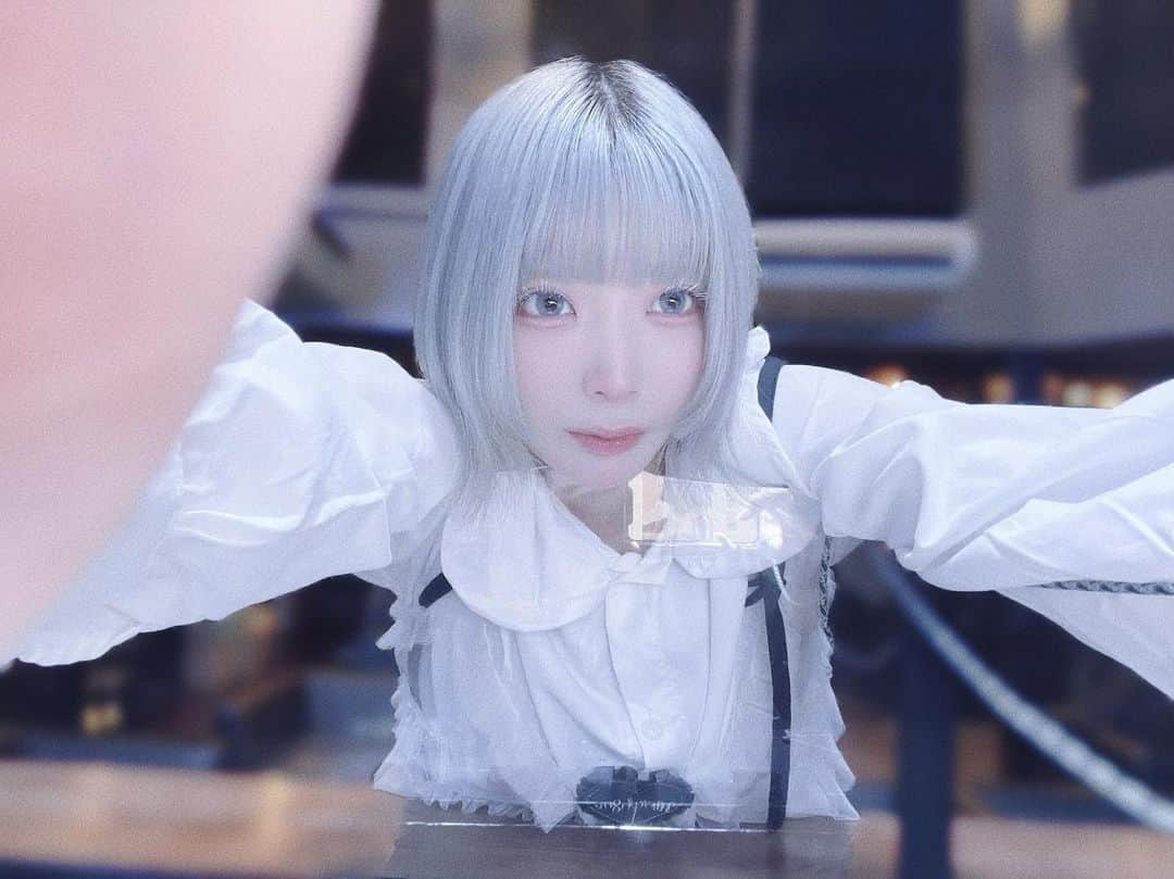 パン・ルナリーフィのインスタグラム：「水色髪水色カラコン白服はきぶんがあがるね」
