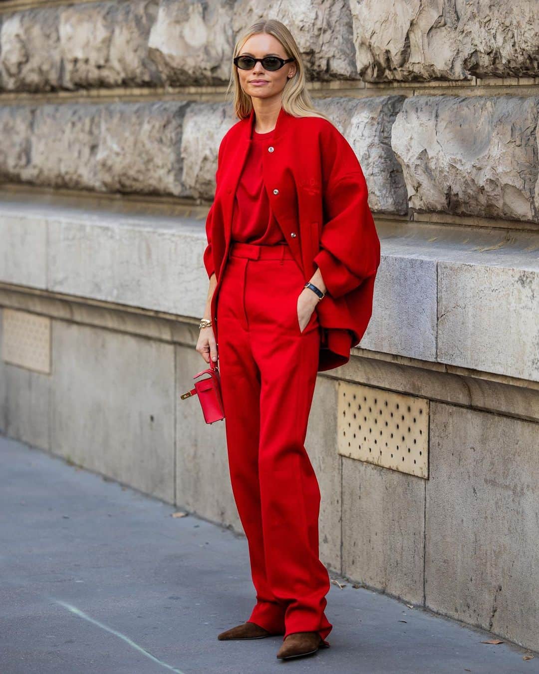 ELLE girl JAPANさんのインスタグラム写真 - (ELLE girl JAPANInstagram)「赤コーデのおしゃれな着こなし🍎🍂  トレンドカラーの赤を使ったおしゃれなコーディネートをご紹介。全身で着こなす赤のワントーンコーデから、小物で取り入れる差し色コーデまで。自分に似合う赤を見つけて、最新トレンドを攻略しよう✨  📷Getty Images  #celebrity #celebritystyle #streetstyle #streetsnap #ootd #trendcolor #trendfashion #fashiontrends #colortrend #fashionstyle #fashionweek #kendalljenner #leoniehanne #kendalljennerstyle #kendalljenneredit #トレンド #トレンドファッション #トレンドコーデ #トレンドカラー #赤コーデ #赤コーディネート #ファッションコーデ #ファッショントレンド #カラートレンド」10月11日 21時30分 - ellegirl_jp