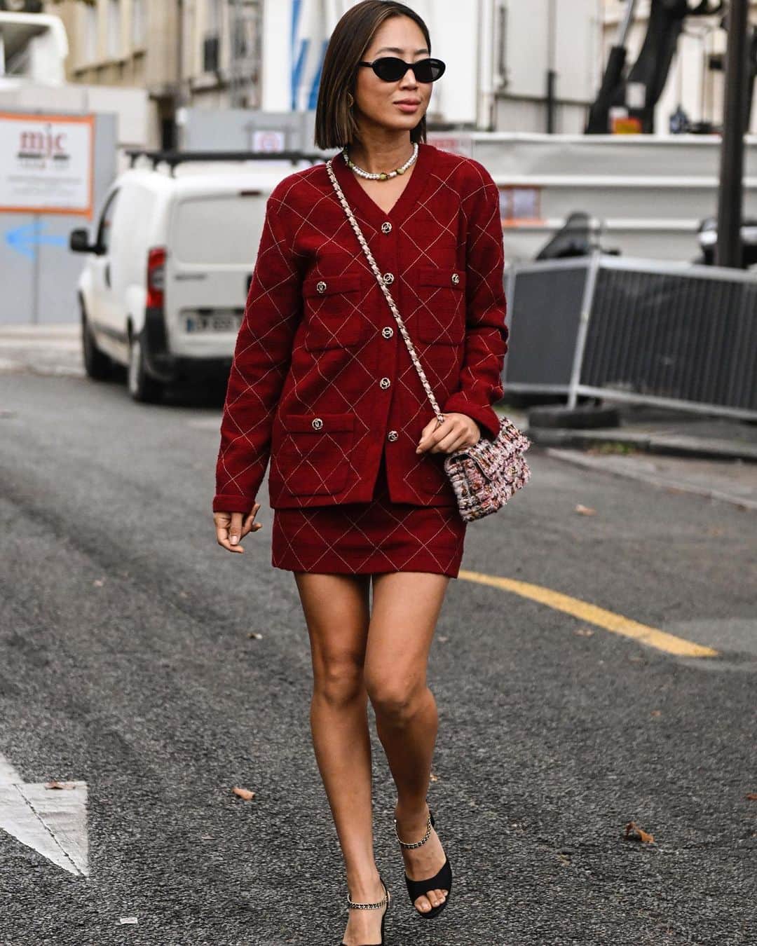 ELLE girl JAPANさんのインスタグラム写真 - (ELLE girl JAPANInstagram)「赤コーデのおしゃれな着こなし🍎🍂  トレンドカラーの赤を使ったおしゃれなコーディネートをご紹介。全身で着こなす赤のワントーンコーデから、小物で取り入れる差し色コーデまで。自分に似合う赤を見つけて、最新トレンドを攻略しよう✨  📷Getty Images  #celebrity #celebritystyle #streetstyle #streetsnap #ootd #trendcolor #trendfashion #fashiontrends #colortrend #fashionstyle #fashionweek #kendalljenner #leoniehanne #kendalljennerstyle #kendalljenneredit #トレンド #トレンドファッション #トレンドコーデ #トレンドカラー #赤コーデ #赤コーディネート #ファッションコーデ #ファッショントレンド #カラートレンド」10月11日 21時30分 - ellegirl_jp