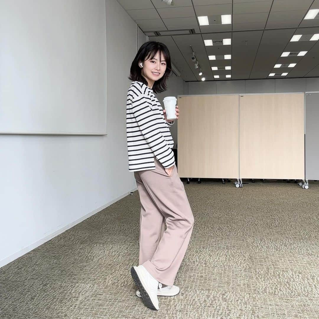 酒井蘭のインスタグラム：「#秋コーデ #uniqloコーデ  tops&pants @uniqlo_with  sneaker @newbalance  ----------------- #オフィスカジュアル #ママコーデ #雨の日コーデ」