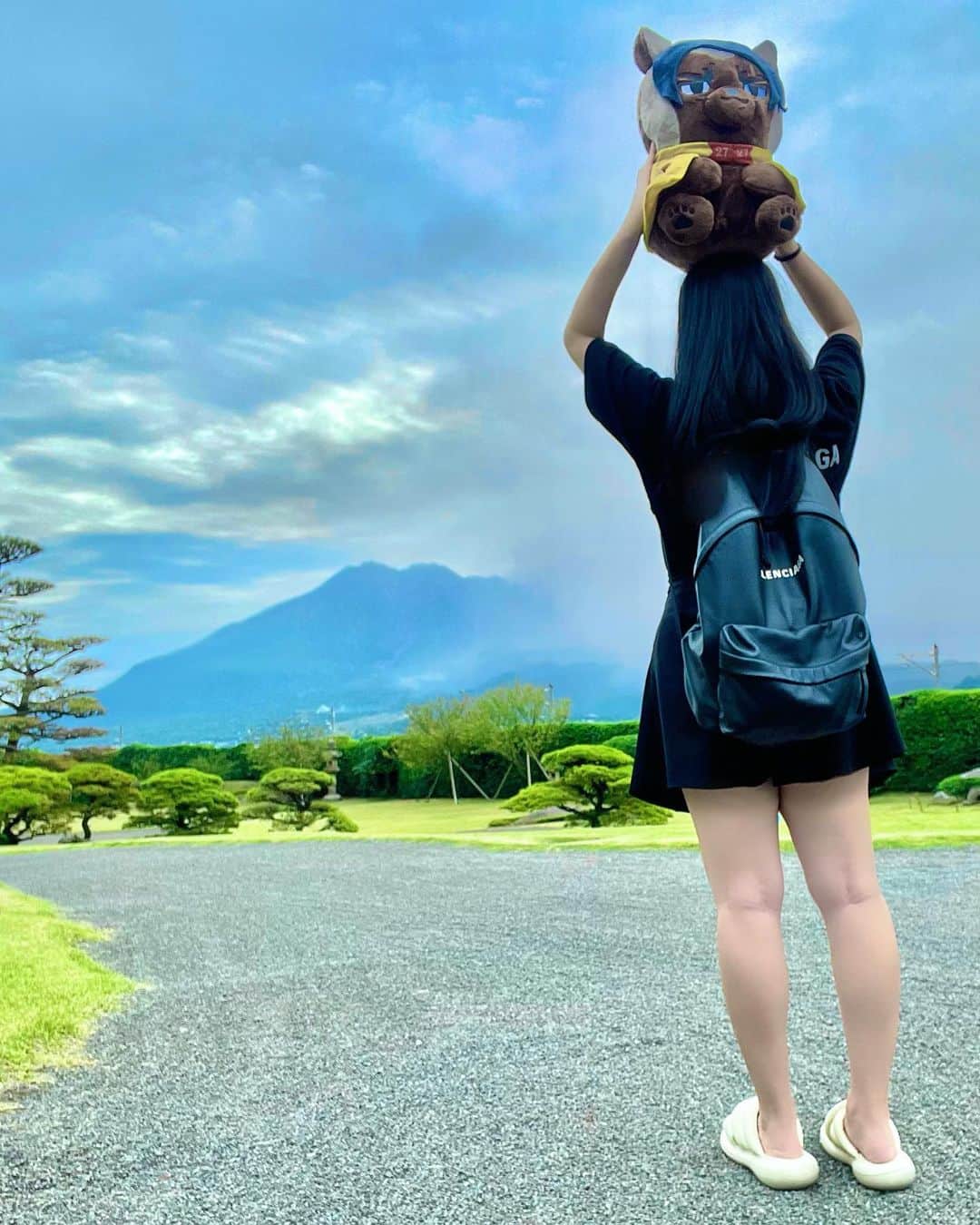 上田ミルキィのインスタグラム：「今年の自分への誕プレは｢鹿児島ぬい活旅行🍠｣でした〜！！！  どうしても行きたいゴールデンカムイのイベントが鹿児島の仙巌園であって、行くか直前まで悩みました！  けど、ミルキィももうすぐ30歳！ 来年自分が何してるかも分からんし、行ける時に行かなきゃ！！後悔はしたくない！！と思い推しに会いに行きました🎏💜  鹿児島は推しの出身地、そして大河西郷どん好きな私には1度は訪れたかった聖地！ なんで福岡におる時に行かんかったっちゃろ〜😂  キャリーケースやらフットレストやら新調したし、色んなところに行く30代にしますっ🎂💐」