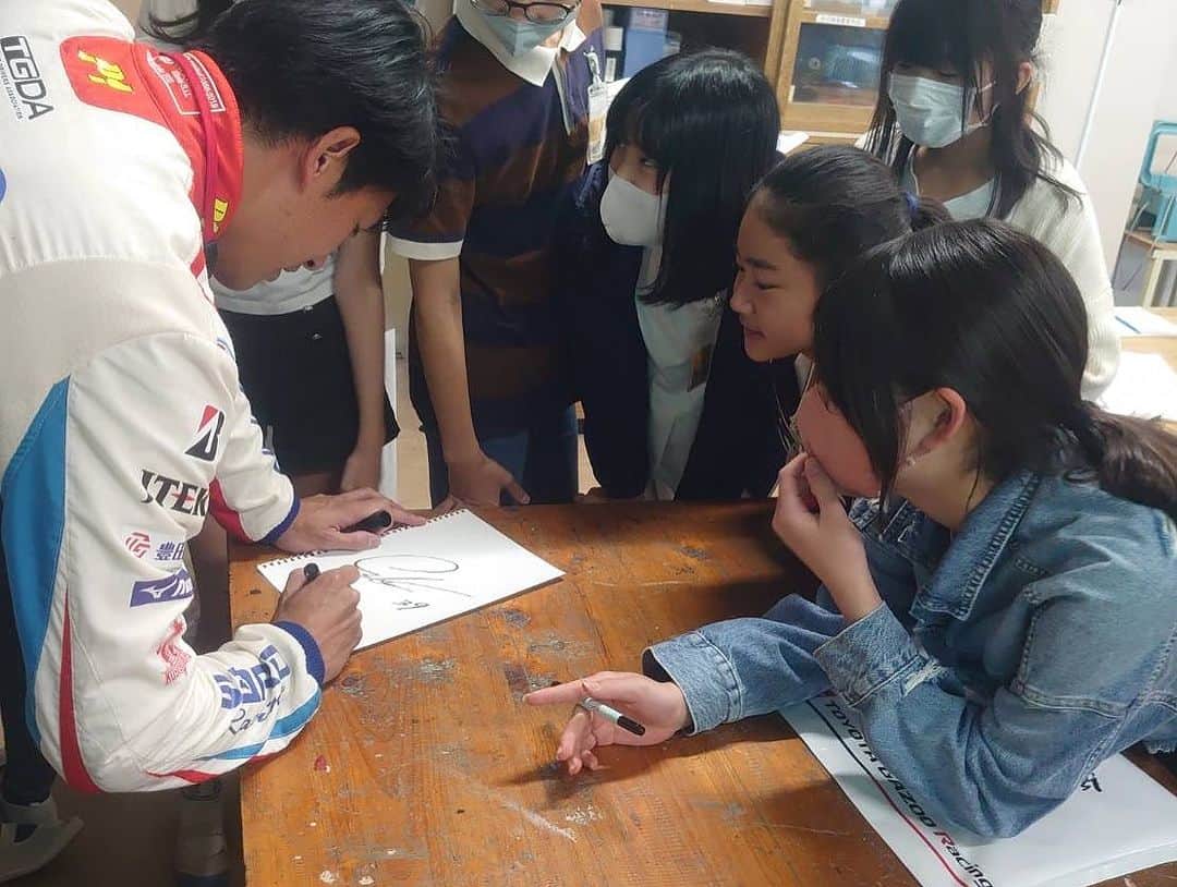 中山雄一さんのインスタグラム写真 - (中山雄一Instagram)「昨日に引き続き、小学校の先生でした🧑‍🏫 ⁡ 本日は東桜小学校🏫 ⁡ カーボンニュートラルと未来の車をマテル社さんとカーボンニュートラル素材でできたブロックを使って考える授業でした！ 環境問題に関心の多い生徒さんも多く、ブロックを作る際にらたくさんの考えもつかないアイディアに驚かされました！ ⁡ ⁡ 授業の始まりの緊張感ある表情が最後には笑顔に変わる様が忘れられません☺️☺️  #toyotagazooracing #カーボンニュートラル #水素エンジン」10月11日 17時11分 - yuone_n