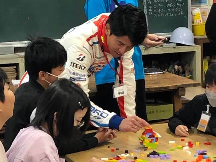 中山雄一さんのインスタグラム写真 - (中山雄一Instagram)「昨日に引き続き、小学校の先生でした🧑‍🏫 ⁡ 本日は東桜小学校🏫 ⁡ カーボンニュートラルと未来の車をマテル社さんとカーボンニュートラル素材でできたブロックを使って考える授業でした！ 環境問題に関心の多い生徒さんも多く、ブロックを作る際にらたくさんの考えもつかないアイディアに驚かされました！ ⁡ ⁡ 授業の始まりの緊張感ある表情が最後には笑顔に変わる様が忘れられません☺️☺️  #toyotagazooracing #カーボンニュートラル #水素エンジン」10月11日 17時11分 - yuone_n